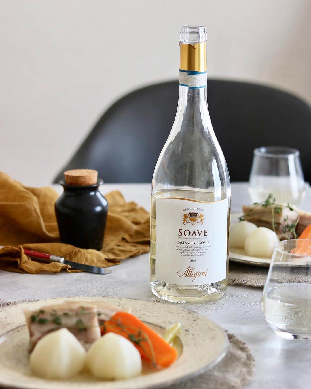 ワイン専門店エノテカ公式アカウントさんのインスタグラム写真 - (ワイン専門店エノテカ公式アカウントInstagram)「秋のカブの滋味深く甘みのある味わいに寄り添う白ワイン“ソアヴェ ／ アレグリーニ”。﻿ ﻿ イタリアNo.1生産者に輝いた名門「アレグリーニ」が手掛けるソアヴェは、常に高い評価を得ている1本です。﻿ ﻿ 柑橘系のフルーティーな香りに、豊かな酸味とわずかな苦味がアクセントとなります。﻿ ﻿ この味わいが、滋味深く甘みのある秋のカブと相性抜群です。ポトフなどこっくりとした料理と合わせて秋の味覚をお楽しみください！﻿ ﻿ （Photo:@mica.il_legame）﻿ ﻿ ▼お買い物はプロフィールのリンクから﻿ @enoteca_wine﻿ ﻿ #エノテカ #enoteca #enoteca_wine #wine﻿ #allegrini #アレグリーニ #ソアヴェ　﻿ #イタリアワイン #ヴェネト﻿ #白ワイン #ガルガネーガ #シャルドネ﻿ #食欲の秋 #秋の味覚 #旬の食材﻿ #カブ #ポークサレとカブのポトフ #カブのポトフ﻿ #ワインと料理 #おうちワイン #家飲みワイン﻿ #家飲み #家呑み #お家でワイン﻿ #ワイン #ワイン好き」10月7日 16時05分 - enoteca_wine