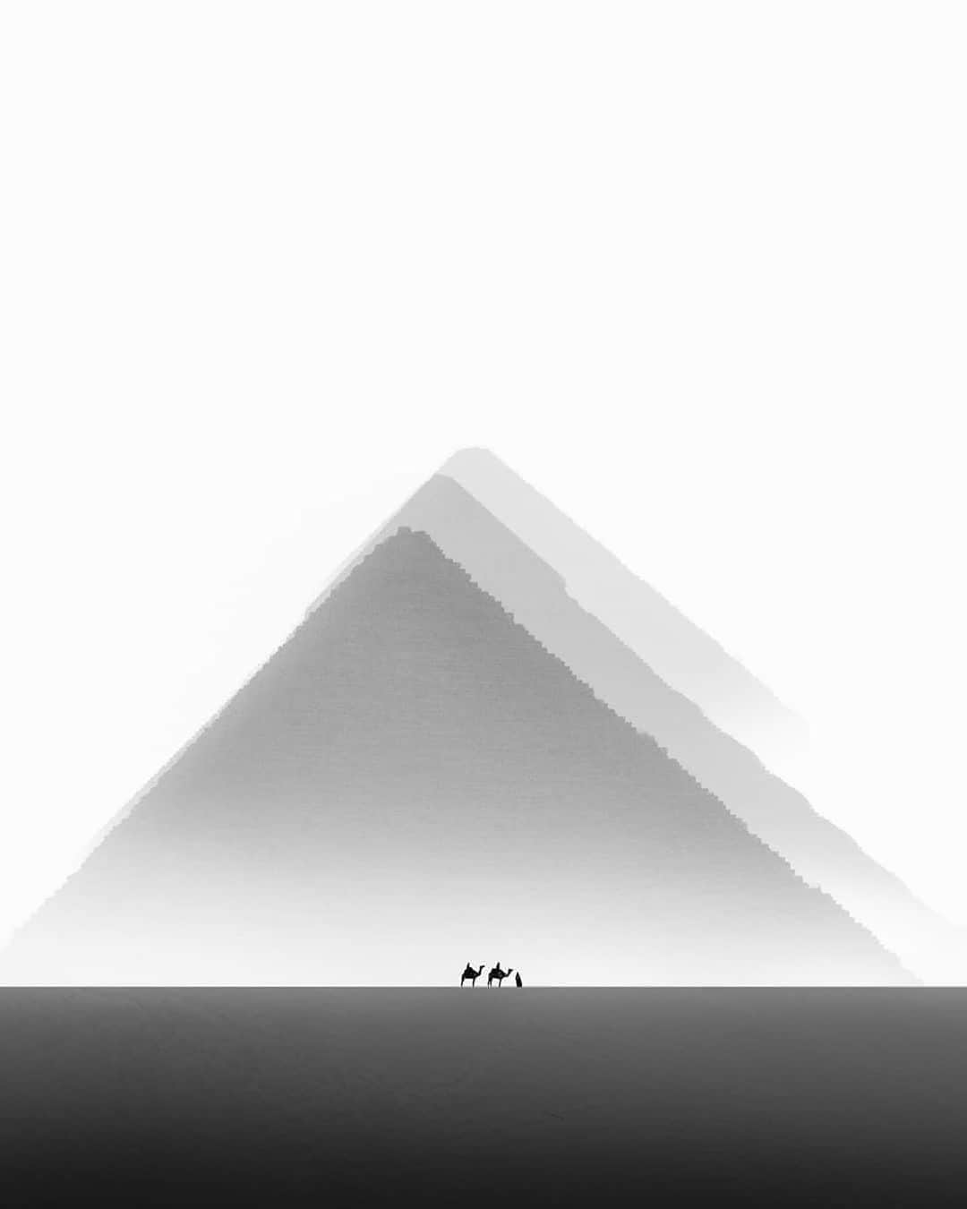 Canon Photographyさんのインスタグラム写真 - (Canon PhotographyInstagram)「The Great Pyramids 🇪🇬 Photography // @krimamr Curated by @steffeneisenacher  #minimalism #egypt #pyramid #greatpyramid #blackandwhite」10月7日 16時12分 - cpcollectives