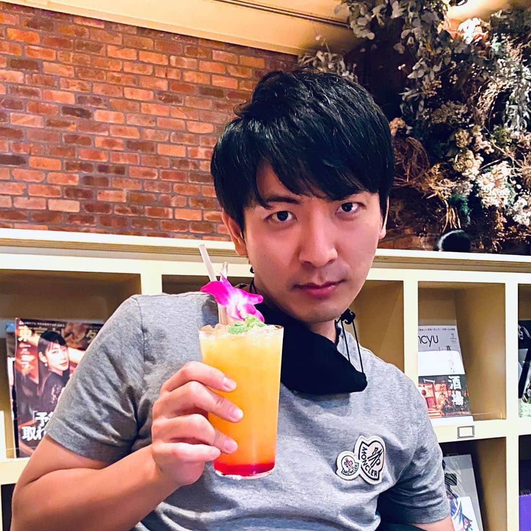 上山竜治さんのインスタグラム写真 - (上山竜治Instagram)「打ち合わせ中に調子に乗って頼んでしまったトロピカルジュース。  普段ジュースを飲まないだけに、めちゃくちゃ甘かった。  そんなどうでもいい投稿でした。  あしからず。  #トロピカルジュース」10月7日 16時14分 - kamiyama_ryuji_0910