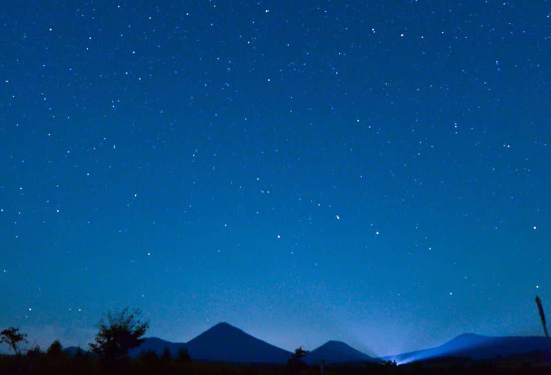 のインスタグラム：「【期間限定】星空鑑賞会催行決定❗️ . 🌟期間:10月8日〜10月22日 🌟時間:①20:30〜/②21:00〜 🌟場所:ホテル周辺 🌟料金:無料 🌟定員:なし 🌟予約:不要(ご希望の方はチェックイン時、スタッフまでお問い合わせください) . 天候次第で中止の可能性もございますが、満点の星空を願いましょう🙏🙏🙏 .  #星野リゾート奥入瀬渓流ホテル #星野リゾート #hoshinoresorts  #oirasekeiryuhotel  . #奥入瀬渓流 #十和田八幡平国立公園 #oirasekeiryu #青森県 #十和田市 #aomori #towada #japan #星空鑑賞会」