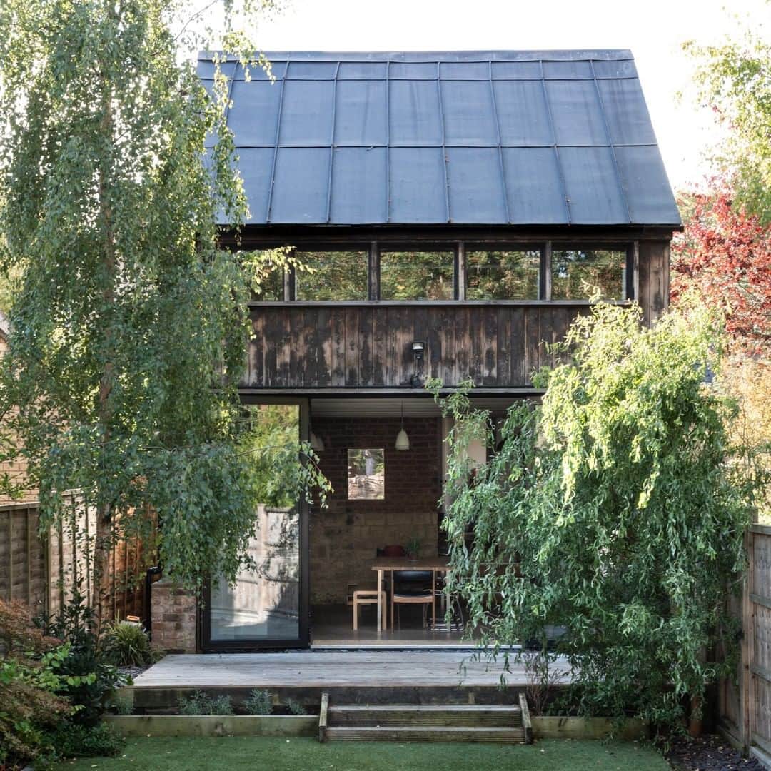 The Modern Houseさんのインスタグラム写真 - (The Modern HouseInstagram)「#forsale Strike While the Iron Is Hot: an exciting opportunity to acquire a converted blacksmith’s shop in the Gloucestershire village of Gretton. Follow the link in our bio for the sales particulars.」10月7日 16時17分 - themodernhouse