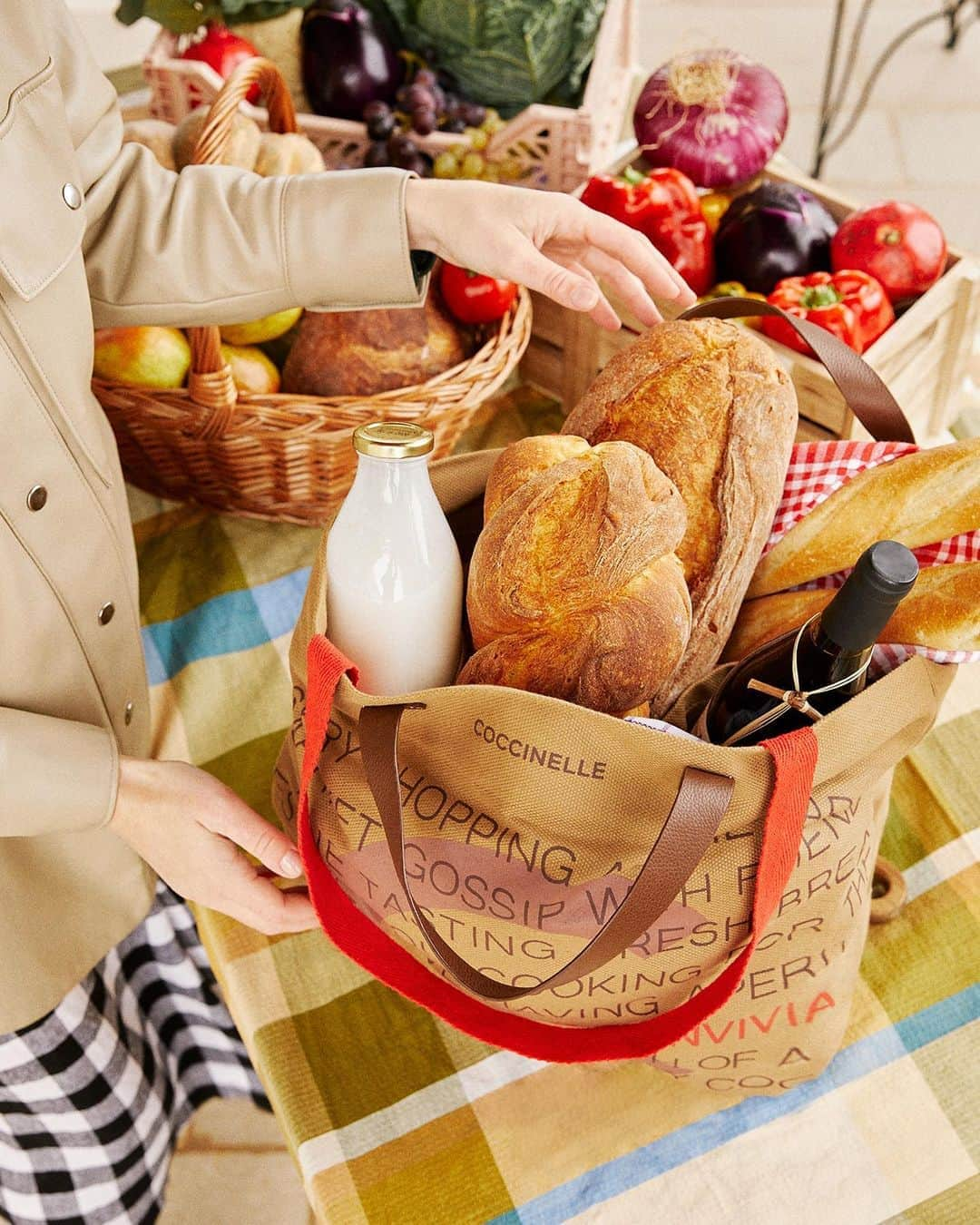 コチネレさんのインスタグラム写真 - (コチネレInstagram)「Let’s celebrate Italian conviviality: Coccinelle and Eataly pay tribute to the tradition of the shared meal, with the cool Market bag.  #Coccinelle #ItalianConviviality #MarketBag #Eataly @eatalygram」10月7日 16時17分 - coccinelleofficial