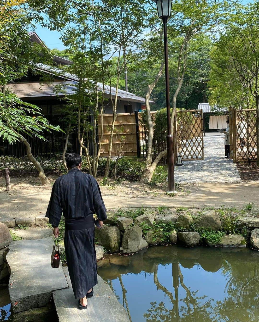 渡辺由布子さんのインスタグラム写真 - (渡辺由布子Instagram)「🎋🦌  京都を後にして私が向かったのは、 うましうるわし奈良の地。  修学旅行先だけにとどまるのは惜しいほど、古都奈良には美しい自然と文化、歴史が根付き、日本の人類史上で重要な時代の遺産や文化財が今もなお残っている。  今年はコロナの影響か、駅前のロータリーには奈良公園から逃げ出した鹿たちが餌を求めて徘徊している光景に遭遇。それもまたなんだか風情があっていいなと。  #いまふたたびの奈良 へ！  ▶︎ @yolo.style_japan  奈良公園内にOPENした隈研吾建築スモールラグジュアリーで心とカラダを巡らす和漢旅【ふふ 奈良】  💻 https://yolo.style/yolo/article/613582/  #奈良旅行 #奈良公園 #日本再発見 #竹藪 #鹿 #japantrip #NaraTrip  #NaraPark #bamboo  #hotel #staycation #tbt🔙📸   📍 @fufu_nara #Nara #🇯🇵」10月7日 16時20分 - watanabe_yuko