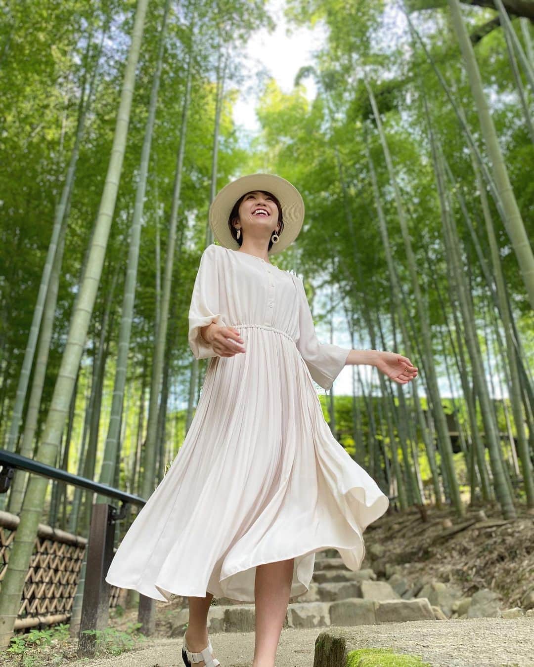 渡辺由布子さんのインスタグラム写真 - (渡辺由布子Instagram)「🎋🦌  京都を後にして私が向かったのは、 うましうるわし奈良の地。  修学旅行先だけにとどまるのは惜しいほど、古都奈良には美しい自然と文化、歴史が根付き、日本の人類史上で重要な時代の遺産や文化財が今もなお残っている。  今年はコロナの影響か、駅前のロータリーには奈良公園から逃げ出した鹿たちが餌を求めて徘徊している光景に遭遇。それもまたなんだか風情があっていいなと。  #いまふたたびの奈良 へ！  ▶︎ @yolo.style_japan  奈良公園内にOPENした隈研吾建築スモールラグジュアリーで心とカラダを巡らす和漢旅【ふふ 奈良】  💻 https://yolo.style/yolo/article/613582/  #奈良旅行 #奈良公園 #日本再発見 #竹藪 #鹿 #japantrip #NaraTrip  #NaraPark #bamboo  #hotel #staycation #tbt🔙📸   📍 @fufu_nara #Nara #🇯🇵」10月7日 16時20分 - watanabe_yuko