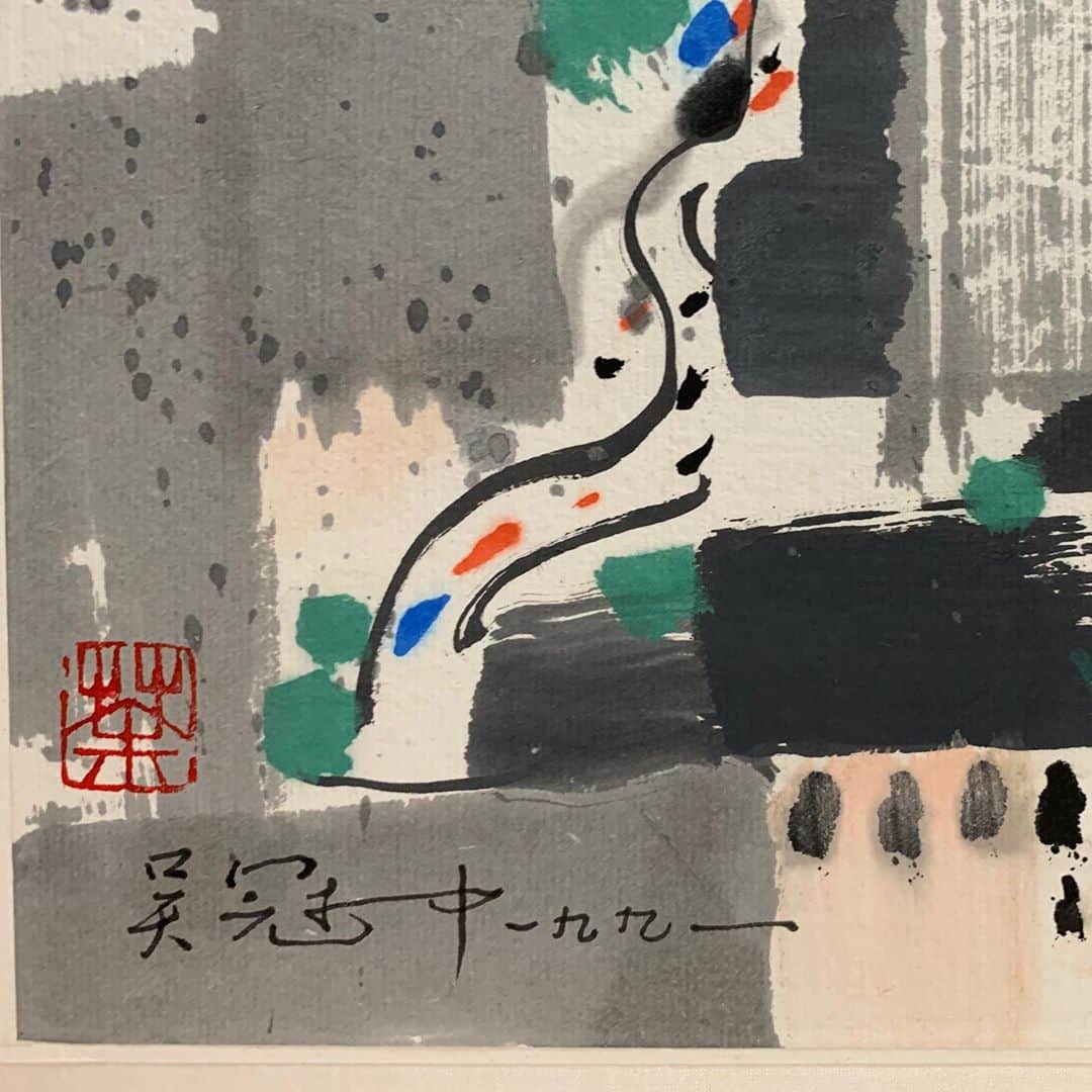 サザビーズさんのインスタグラム写真 - (サザビーズInstagram)「From a village in Suzhou, the urban Hong Kong to the quiet street of Beijing, Wu Guanzhong’s paintbrushes captured fleeting moments of places at times of rapidly evolving cityscapes.   ‘Village Scenery’ by Wu Guanzhong Ink and colour on paper, framed, 1983 75 by 68 cm Est. HK$ 1,500,000 - 2,500,000  ‘Labyrinth’ by Wu Guanzhong Ink and colour on paper, framed, 1991 97.5 by 68.2 cm Est. HK$ 6,200,000 - 8,200,000   ‘A Street In Beijing’ by Wu Guanzhong Watercolour on paper, framed, 1955 26.5 by 37.6 cm Est. HK$ 500,000 - 700,000   Fine Chinese Paintings Sale 8 October, Hong Kong  #sothebyshongkong #chinesepainting #wuguanzhong」10月7日 16時35分 - sothebys