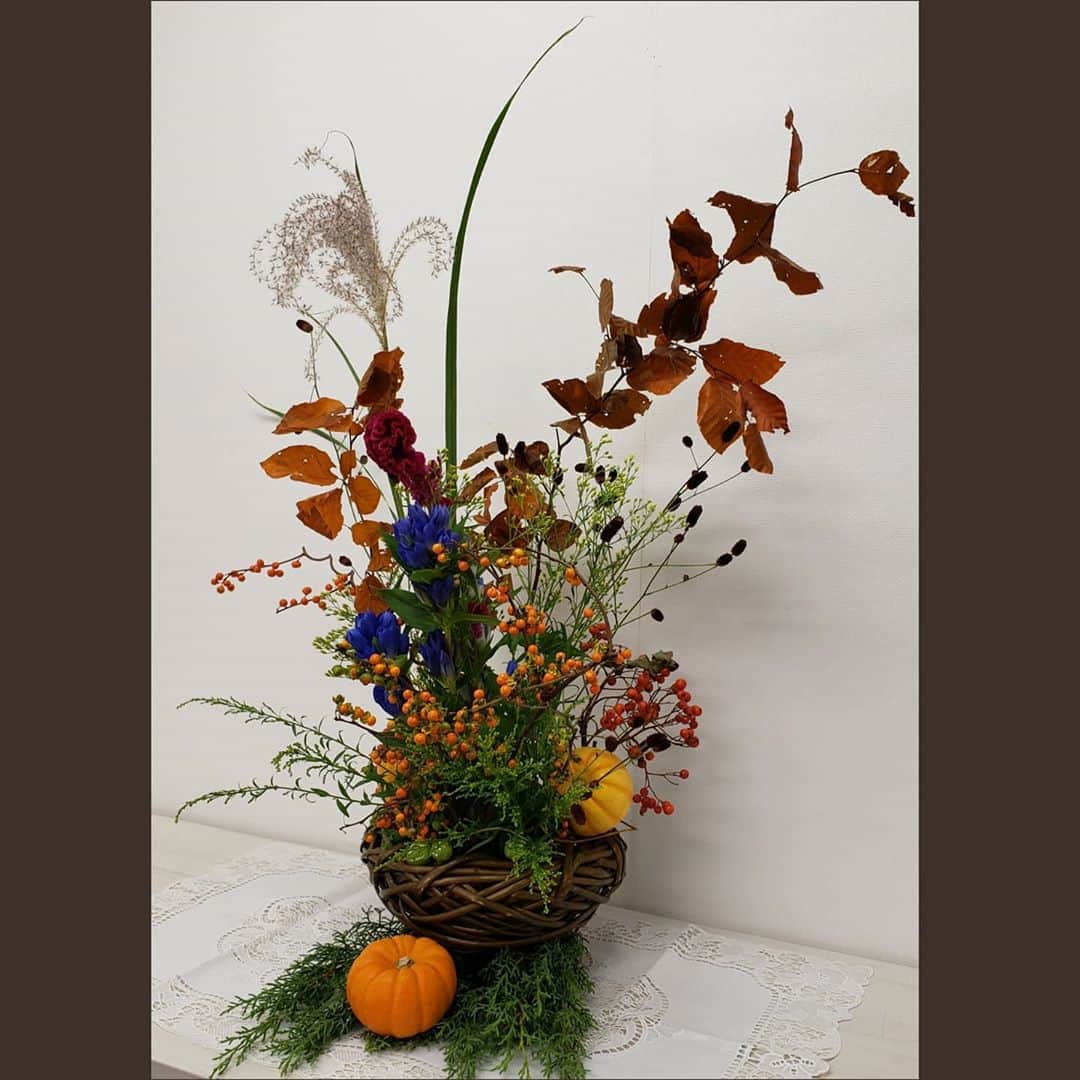 池袋コミュニティ・カレッジさんのインスタグラム写真 - (池袋コミュニティ・カレッジInstagram)「【花の学校】﻿﻿﻿ ﻿﻿ 本日は尾上郁子先生の﻿﻿ 『心と体を癒すフラワーセラピー』﻿ すっかり秋🍂🌾🍁の雰囲気ですね﻿ ﻿ ﻿﻿ 皆様同じ花材でもそれぞれ違ってとても素敵です✨﻿﻿ ﻿ ﻿﻿ そしてコミカレ花の学校の、もはや恒例となっております撮影会👀📷✨🤳﻿ ﻿﻿﻿ ﻿﻿素敵な作品がますます素敵に😍﻿ ﻿﻿ ﻿﻿﻿ #池袋コミュニティカレッジ #池袋コミカレ #池袋 #西武池袋本店 #池袋駅 #カルチャースクール #習い事 #習い事東京 #ワークショップ #イベント #自分磨き﻿﻿﻿ #フラワーアレンジ﻿ #フラワーアレンジメント﻿ #フラワーアレンジメントレッスン﻿ #フラワーセラピー﻿ #フラワーアレンジメント教室﻿ #秋の花﻿ #プリザーブドフラワー教室﻿﻿ #植物のある暮らし﻿﻿﻿ #花のある暮らし﻿﻿﻿ #花のある風景﻿﻿ #生け花﻿ #いけばな教室」10月7日 16時34分 - cc_ikebukuro_official