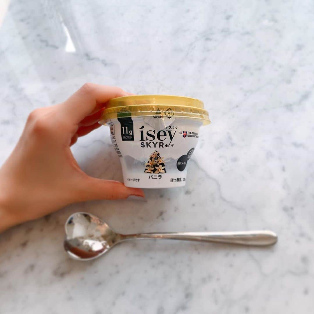 のインスタグラム：「Isey SKYR  ・ ・ 3月31日に発売した、 アイスランドから日本初上陸の高たんぱく乳製品 Isey SKYRは、 高タンパクでありながら脂肪0のヨーグルト♪ 味は、プレーン・バニラ・ミックスベリーの3種類♪ 私はフルーツと一緒に、朝食やおやつに食べたり、 運動の後のタンパク質補給にもいいですね♪ こっくりして美味しい😋  ・ ・ ・ #イーセイスキル #高たんぱく #アイスランド #skyr #iseyskyr #PR」