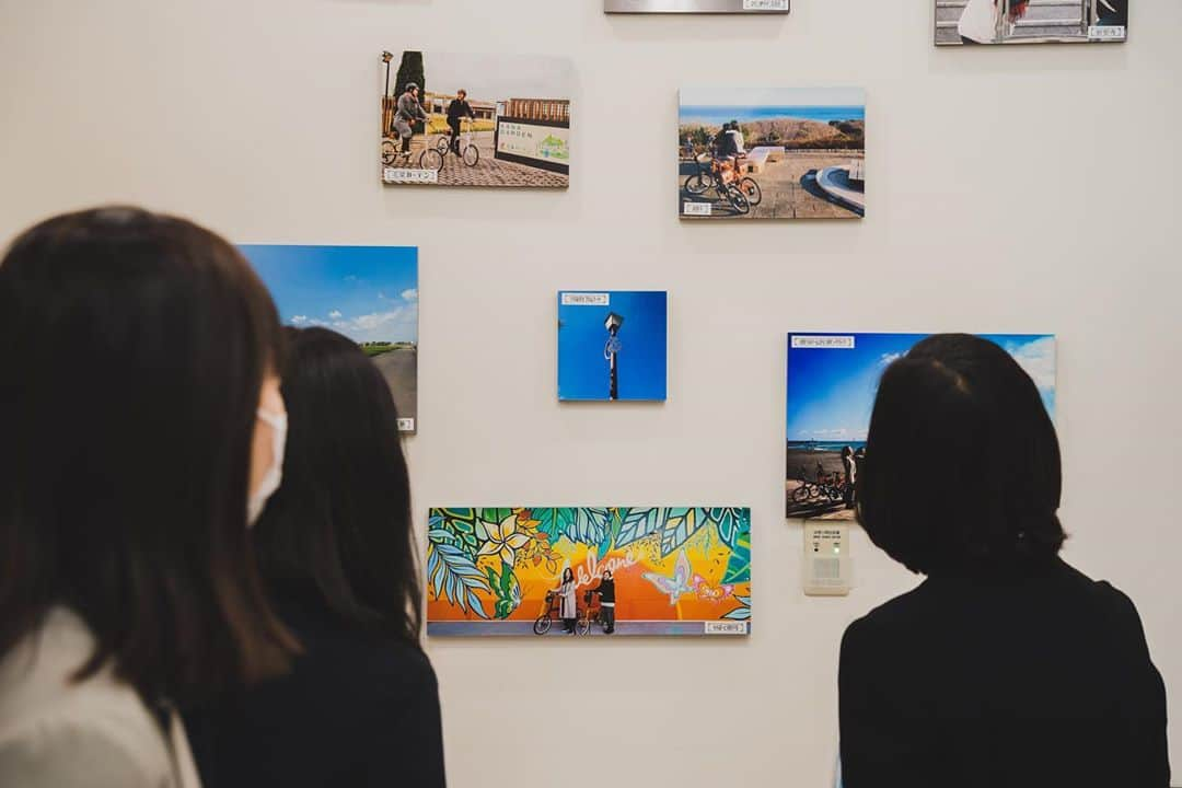 平塚市さんのインスタグラム写真 - (平塚市Instagram)「* 【ひらつかLaLaぽた写真展！】 ひらつかLaLaぽたの 歩みを記す写真展が、 ららぽーと湘南平塚の スルガ銀行の出張所で 開催されています。 これまで巡った平塚市の名所や おいしいグルメのパネル、 各種パンフレットや関連書籍を展示。 展示はどなたでもご覧いただけます！   【場所】 スルガ銀行ららぽーと湘南平塚出張所（天沼１０－１） 【時間】 平日午前９時～午後３時 ※午前９時～１０時は、 ららぽーと湘南平塚北側、 スルガ銀行の出入口から お越しください。 *** #手をつなぎたくなる街 #hiratsukagood #hiratsuka#平塚 #kanagawaphotoclub #自転車#おでかけ #🚲#ポタリング #平塚八景 #景色#景観 #LaLaぽた #ひらつかLaLaぽた #ららぽーと湘南平塚 #スルガ銀行#写真展 #photoexhibition  #週末の過ごし方 #日々#暮らし #instagramjapan#igersjp」10月7日 16時53分 - hiratsukagood