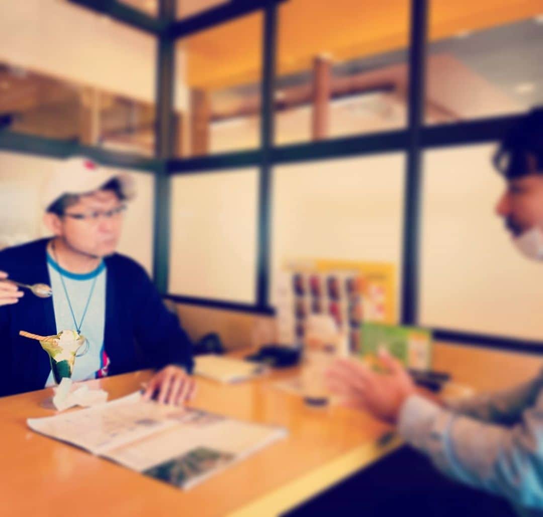 松本隆博のインスタグラム：「。 いくら真剣に語り、これからの 社会をどのように生き抜くか？ を熱く熱弁し会議しても……  抹茶パフェ食べながらでは 説得力欠ける図(¯―¯٥)(^-^)。」