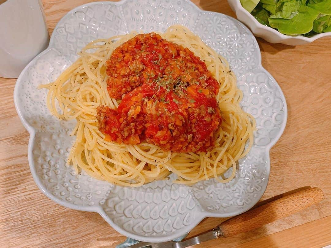 奥山レイカのインスタグラム：「作り置きミートソース🍝 食べきったから気が向いたらまた作る。  #おうちごはん #料理 #うちごはん記録 #ミートソース #パスタ #おうちごはん部 #夜ごはん #うつわ好き #よしざわ窯 #うつわのある暮らし」