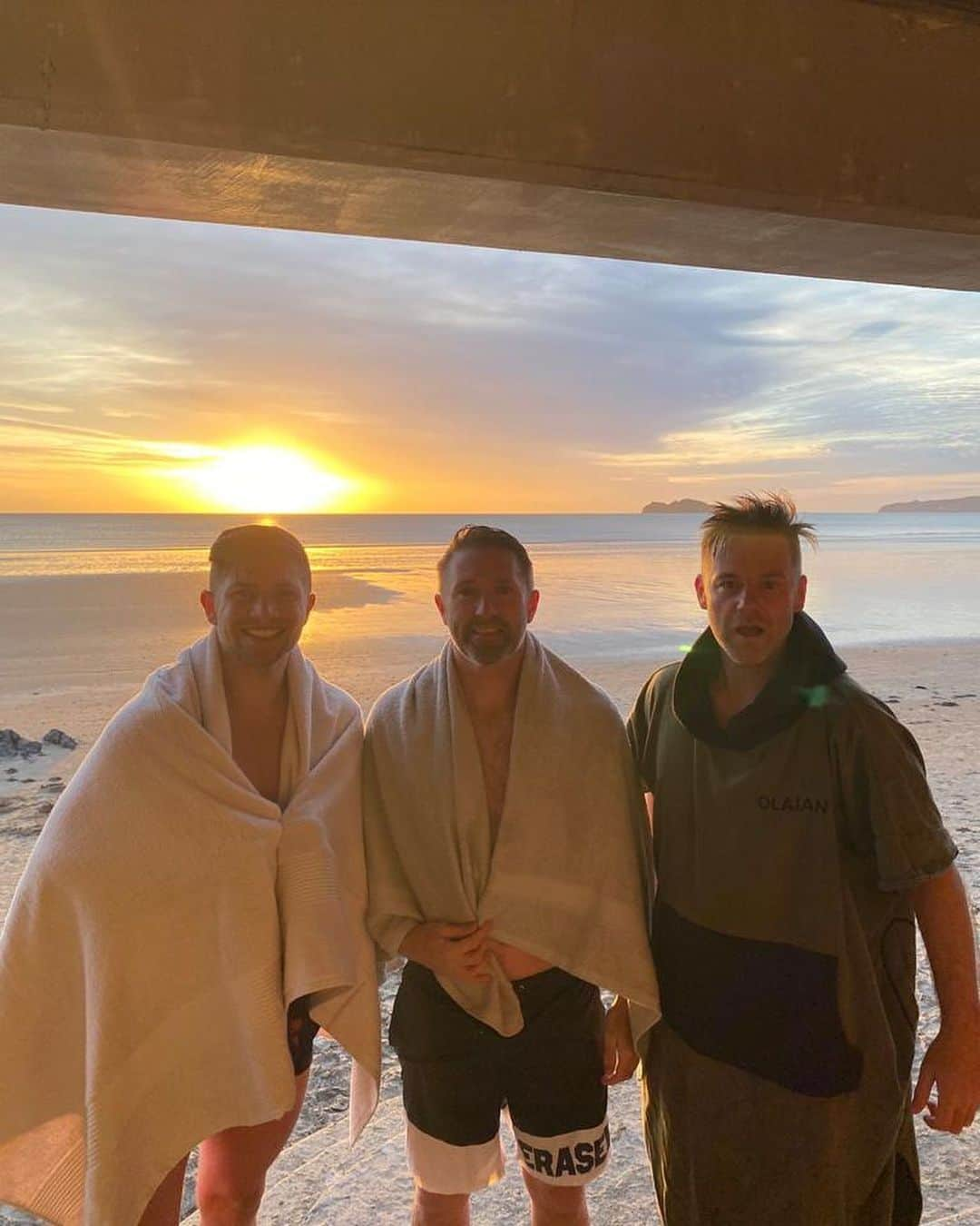 ロビー・キーンのインスタグラム：「Early morning swim what a lovely morning for it start the day nice and fresh 👍🏊‍♂️ @ronanpalmer1 @healthybuzzireland #portmarnock #730am #swim #dublin #ireland #sunrise」