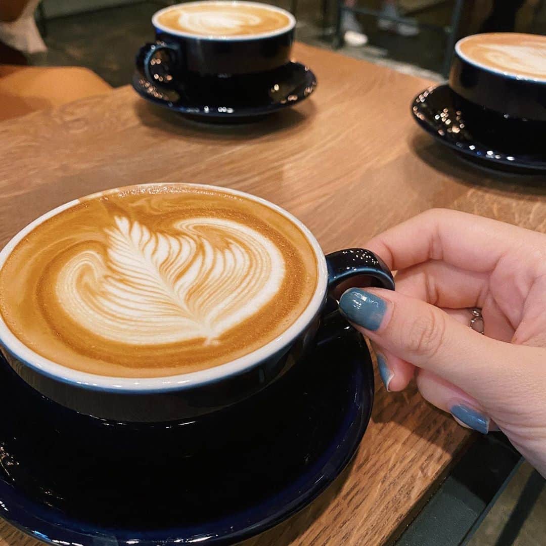 市野莉子さんのインスタグラム写真 - (市野莉子Instagram)「素敵カフェに マネージャーさんと☕️  20歳のりこは コーヒー頼んじゃいます。 カフェラテやけど。 . #りかりこ #カフェ#蔵前 #蔵前カフェ#ダンデライオン #ダンデライオンチョコレート #カフェラテ#followｍe」10月7日 16時54分 - riko_ichino