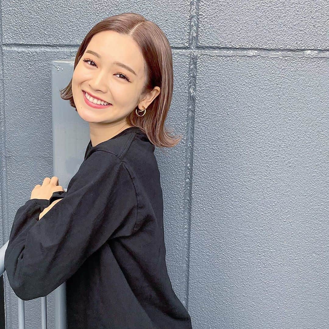 富久美玲のインスタグラム：「_ . 完全に色落ちしていたのでヘアメンテ✨ 良い色を入れていただきんか！ . エモいベージュカラーなんだと🗣 . #ヘアメンテナンス#ミニボブ#ハイトーンカラー#ブリーチカラー#エモージュ#ヘアカラー」