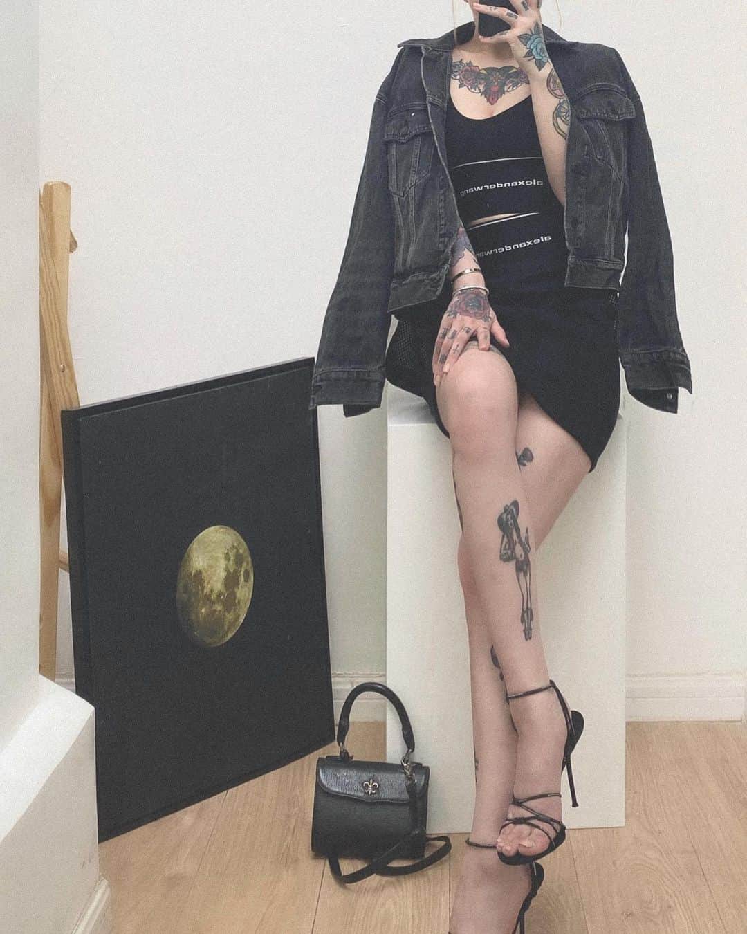 Abby Chenのインスタグラム：「All black🖤」