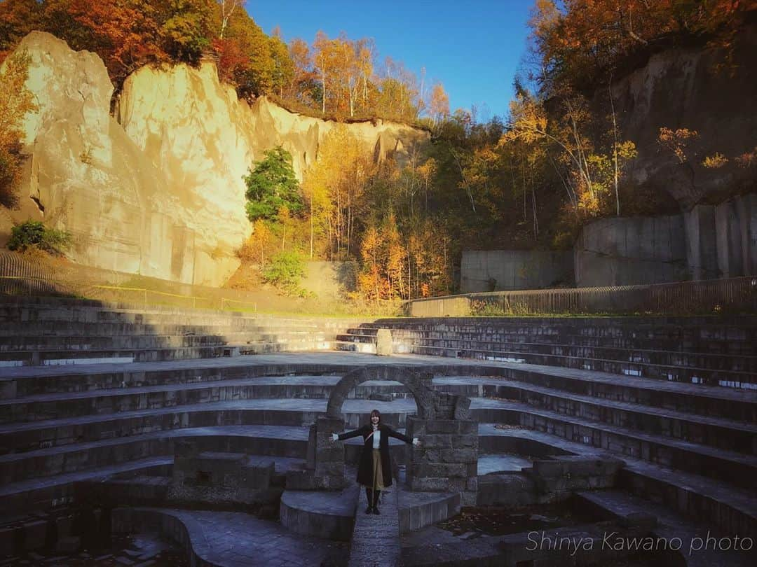 河野真也さんのインスタグラム写真 - (河野真也Instagram)「こちらも、石山緑地( ＾∀＾)  この写真は、２年前の10月に、イチオシ‼︎ @htb_ichioshi のしあわせ散歩で行った時のもの( ＾∀＾)  土屋アナが小さくいます……。  #北海道愛がとまらない #絶景 #札幌軟石 #札幌 #札幌市南区 #石山緑地 #10月 #紅葉 #写真 #北海道 #イチオシ‼︎ #しあわせ散歩」10月7日 17時01分 - okurahoma_kawano