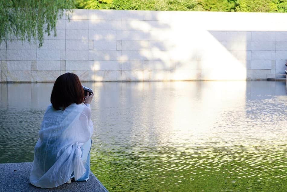 杏沙子さんのインスタグラム写真 - (杏沙子Instagram)「金沢で一番好きだった場所 あんまり知られていないみたい ㅤㅤㅤㅤㅤㅤㅤㅤㅤㅤㅤㅤㅤ ちょうど閉館の時間で中には入れなかったんだけど それでもすばらしかった ずっといたかったㅤㅤㅤㅤㅤㅤㅤㅤㅤㅤㅤㅤㅤ わたしの大好きな「水」を感じられる場所 鳥取の湖山池を思い出した ㅤㅤㅤㅤㅤㅤㅤㅤㅤㅤㅤㅤㅤ また金沢に行ったら必ず。 ㅤㅤㅤㅤㅤㅤㅤㅤㅤㅤㅤㅤㅤ #鈴木大拙館」10月7日 17時03分 - asako.ssw