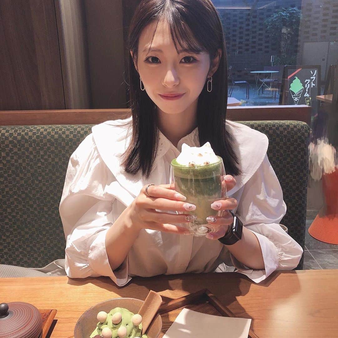 川崎ひかるのインスタグラム：「抹茶カフェに行きました🍵💕 . . 新宿 都庁前 三角広場西にある 「茶寮翠泉」という和カフェです♡ 京都にあるお抹茶屋さんの新宿店です＾＾🤍 @@saryosuisen  . . 出来立てのわらび餅、抹茶モンブラン、抹茶アイスのパフェ、抹茶ラテとたくさん頬張りすぎた🤭♥️ 全部とってもおいしかったです❤︎ 抹茶ラテはネコちゃん🐈でした♡ . . . . #茶寮翠泉 #抹茶 #抹茶スイーツ #抹茶カフェ #抹茶ラテ #抹茶アイス #わらび餅 #生わらび餅 #抹茶モンブラン #ラテアート #カフェ #和カフェ #カフェ巡り #カフェスタグラム #新宿 #都庁前 #新宿カフェ #新宿グルメ #都庁前 #三角広場 #おしゃれカフェ #アイドル #われプワ #zaraコーデ #ブラウス」