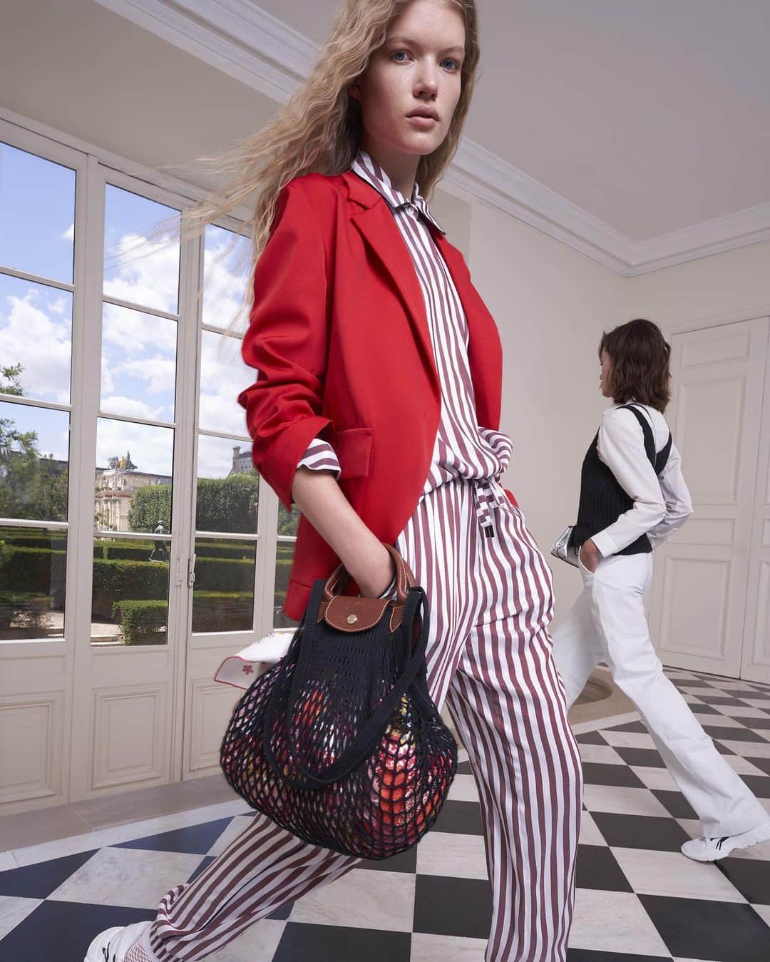 のインスタグラム：「Day wear. Night wear. Lounge wear. The look that does it all. Pictured here: Jacket, Silk Shirt, Trousers, Freeminder Sneakers, and the Filet Le Pliage Bag from our #LongchampSS21 collection.  #LongchampFilet #LongchampRTW #Longchamp」