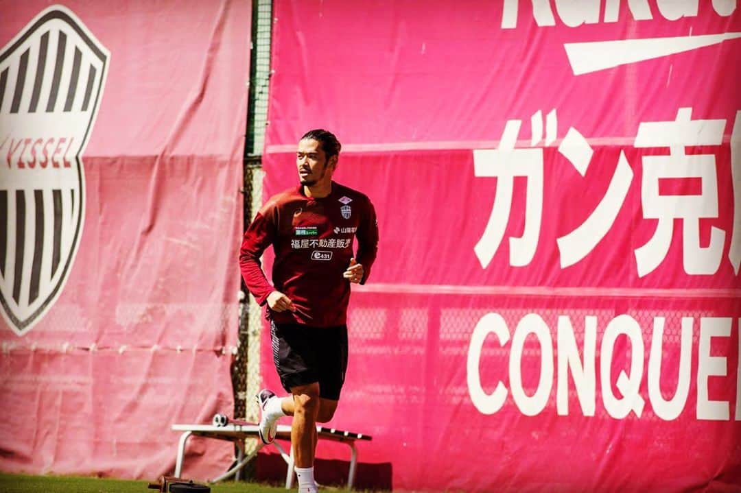 山口蛍のインスタグラム：「30歳か〜。 あっと言う間やったな。まさか自分がここまでプロとしてやってこれるなんて思ってなかったな。 プロになって今日まで自分より上手い選手なんて山ほどいたし、実際今のヴィッセル神戸でも俺より上手い選手ばっかり。やけどどの選手にもない特徴をもってると思うし、仲間のため、チームのためにしんどいことできるのが自分の良さやと思う。 丈夫な身体に生んでくれた両親に感謝して、これからも仲間のため、チームのために自分ができることやっていきます！  お祝いしてくれた人達ありがとう！  最後に奥さんに、こんなわがままで無茶ばっかりしてる俺をいつも支えてくれてありがとう。 クロも癒しをありがとう😊  #ヴィッセル神戸 #一致団結」