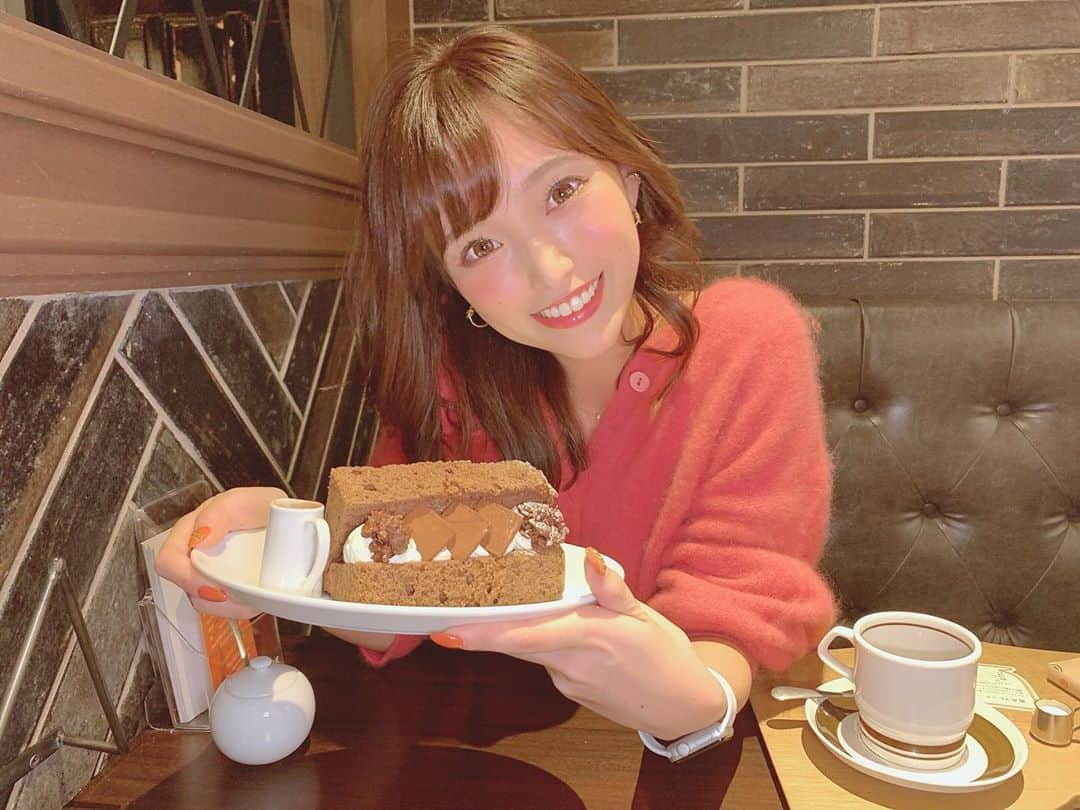 引地裕美さんのインスタグラム写真 - (引地裕美Instagram)「見て〜！！！ 超美味しそうでしょ？🥰🍰🍫  YouTube新企画🎞💞 本日20時アップするよお楽しみに🥳  #梟書茶房 #池袋カフェ #シフォンケーキ  #引地裕美 #モデル #rq #レースクイーン #얼스타그램 #照片 #粉我  #패션스타그램 #데일리코디 #패션 #时装 #みんちゃんカフェ巡り」10月7日 17時08分 - yuumihikichi