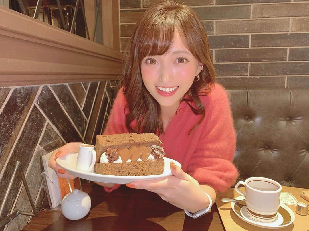 引地裕美さんのインスタグラム写真 - (引地裕美Instagram)「見て〜！！！ 超美味しそうでしょ？🥰🍰🍫  YouTube新企画🎞💞 本日20時アップするよお楽しみに🥳  #梟書茶房 #池袋カフェ #シフォンケーキ  #引地裕美 #モデル #rq #レースクイーン #얼스타그램 #照片 #粉我  #패션스타그램 #데일리코디 #패션 #时装 #みんちゃんカフェ巡り」10月7日 17時08分 - yuumihikichi