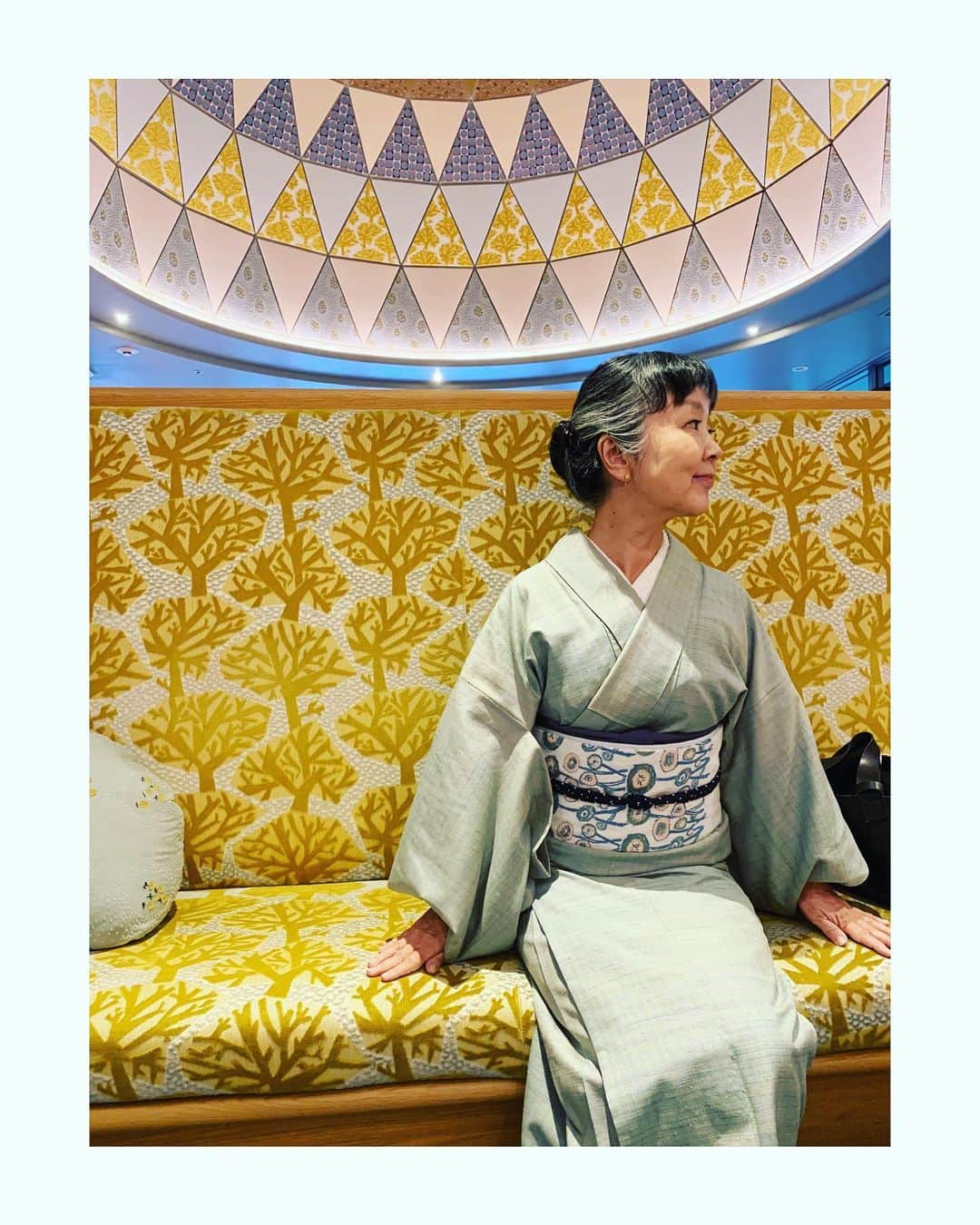 山崎陽子さんのインスタグラム写真 - (山崎陽子Instagram)「秋湿。 今日は外での打合せ。 ミナペルホネンのカフェでミナの帯。 #kimono #単衣 #置賜紬 #紅花紬 #センパイの着物  #紀亀の帯 #ミナペルホネン#ミナペルホネンハンドメイド  #道明#ごまちゃん帯締め」10月7日 17時08分 - yhyamasaki