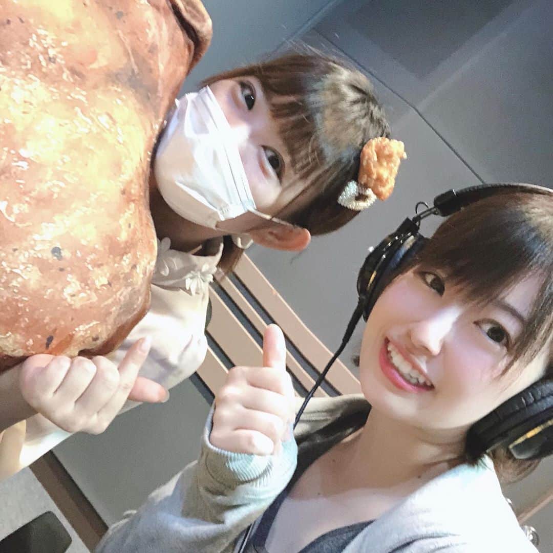 のインスタグラム：「FMFUJI「みんなのラジオ」 久しぶりに出演してきました🥰🥰  サウナについて語ってきたよ🧖‍♀️💕 サウナー界隈でずっと生きてるからアウフグースの説明とかサウナの良さ話すのめっちゃ大変やけど楽しかった🤣🤣 生放送聞き逃した方は「コトバリスタ」公式サイトから2週間後アーカイブで聞けるので是非聞いてね！  写真はMCの有吉反省会で仲良しいくちゃんと🤝❤️ からあげクッション超絶可愛い！！！」