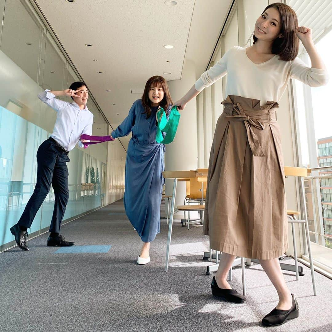 住田紗里さんのインスタグラム写真 - (住田紗里Instagram)「今朝、久々に同期3人がアナウンス部に集合！ 新人の頃は毎日のように#並木アナ、#柳下アナと一緒でしたが、今では仕事の曜日や時間がばらばらなので、なかなか会えないんですよね。  3人とも全日本大学駅伝に関わっているので、襷を持った写真を🎽 後ろで柳下アナがボケております笑  #同期#3人#2018年入社#入社3年目#3年目#並木万里菜 アナ#柳下圭佑 アナ#全日本大学駅伝#駅伝#襷#テレビ朝日#テレ朝#テレビ朝日アナウンサー#アナウンサー#住田紗里」10月7日 17時12分 - sarisumita_ex