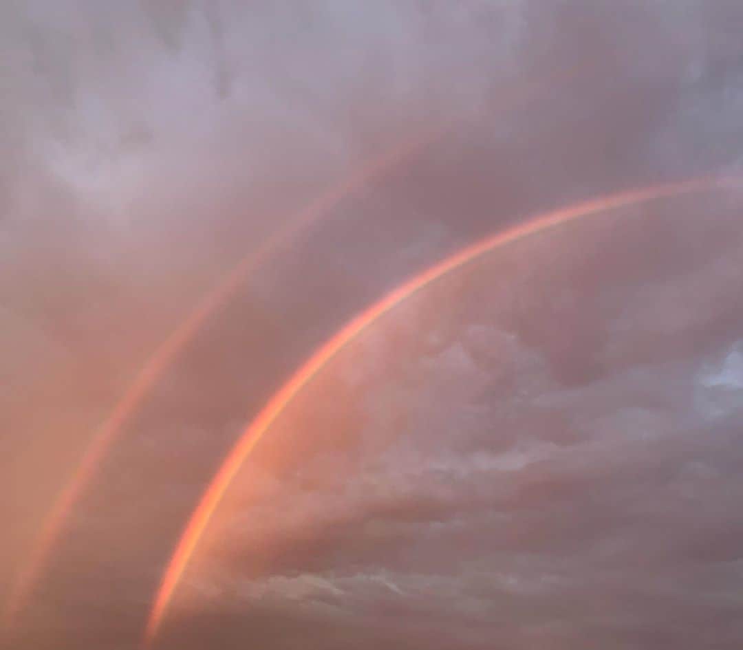 Megha Shrestha さんのインスタグラム写真 - (Megha Shrestha Instagram)「Have you ever seen Double rainbow 🌈 ？？ 2重の虹みたことありますか✨  ここ最近虹が見たいなーってずっとおもってて、朝5時半に目が覚めて、外見たら空一面がとってもオレンジで、すぐに外でたのね！朝日が綺麗でそのまま後ろ見たら虹が！！なんと、、  朝からとっても素敵な気持ちになれました♡♡見た人いるかな？？  Woke up around 5:30and I saw beautiful orange sky with beautiful sunrise and..in the sky there was this unbelievable double rainbow 🌈 I have never seen this what a beautiful view it’s really amazing 🥺❤️  #beautifulview #rainbow #doublerainbow #sky sky color」10月7日 17時12分 - happy_story_14