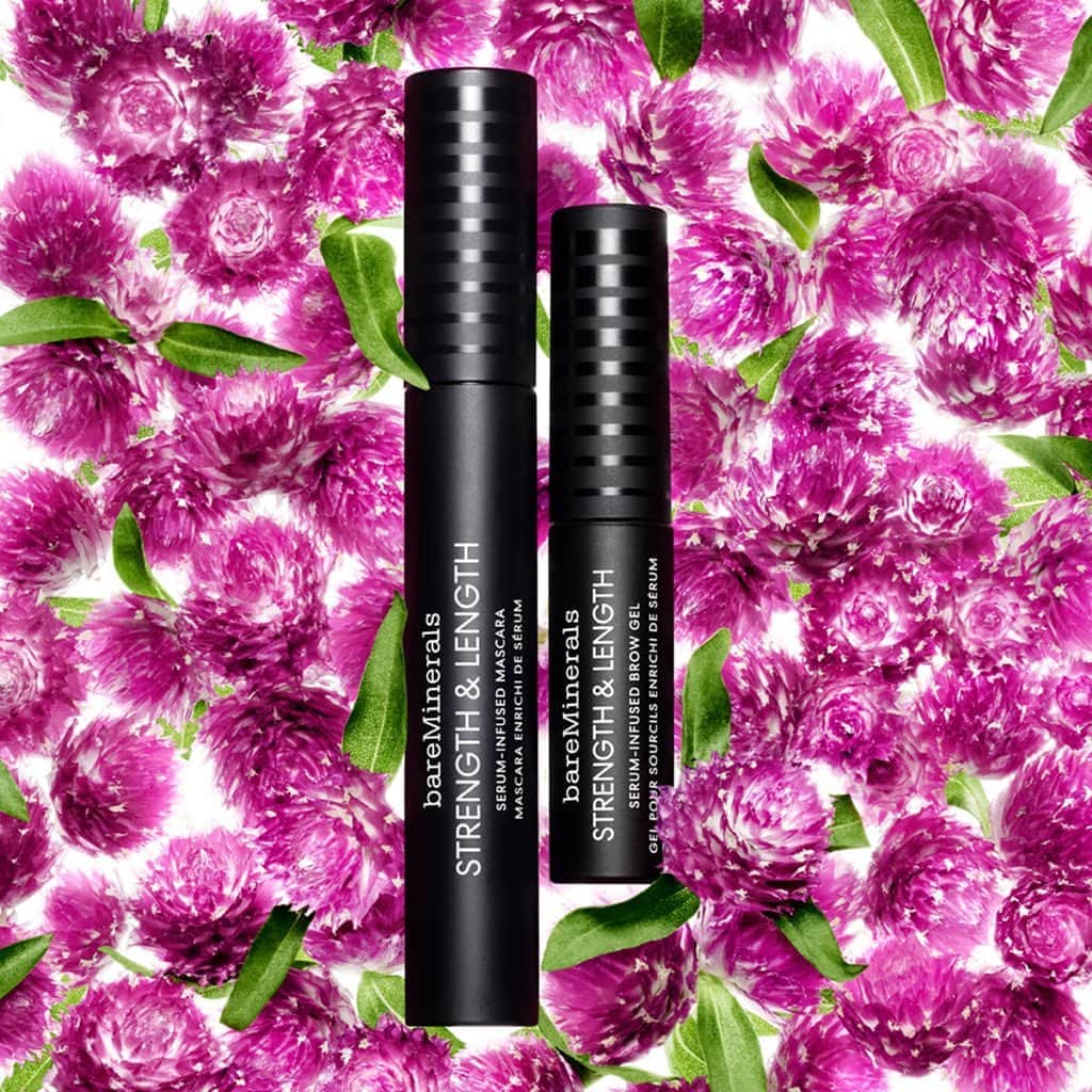 bareMinerals JPさんのインスタグラム写真 - (bareMinerals JPInstagram)「【🎉本日発売🎉感動的な仕上がりとケアを同時に叶える、マスカラ&アイブロウ ジェルで印象的な目もとへ】﻿ ﻿ マスカラに求めることが多すぎていろいろな機能を試したことないですか？﻿ ﻿ 本日、目もとに欲しいものをギュッと詰め込んだ多機能なマスカラが登場しました！！✨﻿ この1本でボリュームはもちろん、ロングとリフトアップもできる優秀なアイテム👏﻿ ﻿ 色は、ツヤめく濃密ブラックの1種類。﻿ 贅沢に配合されたミネラル ピグメントが濃密な黒を、 カシスオイル(*)が濡れたようなツヤを与え、ドラマティックな眼差しを演出します。﻿ *クロフサスグリ種子油﻿ ﻿ そして、最大の特徴は全方位から美しく作り上げるため、ブラシを大きくパドル型にした3面ブラシ😳❣️﻿ 3枚目の動画をチェック☝️﻿ ﻿ みなさんは、この独特な形のブラシにどんな名前をつけますか？﻿ ストーリーズで#名前募集 しています◎﻿ ﻿ ブラシ、スプーン面、コーム面を使い分け、﻿ 思いのままの長さと上向きにリフトアップしたまつ毛に。﻿ ボリュームを与えながら横長に広がる美ラインを作り出し、﻿ まつ毛を1本ずつセパレートしてダマのない扇状のまつ毛に仕上げます😌﻿ ﻿ 同時にアイブロウ ジェルが新登場🌟﻿ 毛の流れを整えツヤ眉を立体的に作り上げ、一日中キープします！﻿ 程よく発色するので、それぞれの髪色にあわせてカラーリングすることができます♪﻿ ﻿ マスカラ&アイブロウ ジェルは美容液さながら！﻿ ハリ・コシのある健やかな自まつ毛と自眉毛を目指します💓﻿ ﻿ 本日発売なのでぜひ体験してみてください！﻿ ﻿ ◆ストレングス & レングス セラム インフューズド マスカラ﻿ 3,500円(税抜)﻿ ◆ストレングス & レングス セラム インフューズド ブロウ ジェル 全3色﻿ 3,200円(税抜)﻿ ﻿ ﻿ #ベアミネラル #bareminerals #新商品 #新発売 #ストレングスandレングス #ストレングスマスカラ #ストレングスブロウジェル #マスカラ #アイブロウ #アイブロウメイク #ナチュラルメイク #ミネラルコスメ #新作コスメ #眉メイク #眉マスカラ #まつ毛美容液 #まつ毛ケア #眉毛美容液 #眉毛ケア #メイクをしながらまつ毛ケア #美まつ毛 #美眉 #目もと美人 #ビーガンマスカラ #ビーガンコスメ #ヴィーガンコスメ #クリーンビューティー #クリーンビューティ」10月7日 17時12分 - bareminerals_jp