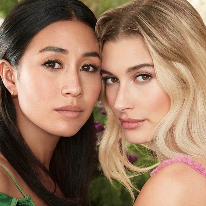 bareMinerals JPさんのインスタグラム写真 - (bareMinerals JPInstagram)「【🎉本日発売🎉感動的な仕上がりとケアを同時に叶える、マスカラ&アイブロウ ジェルで印象的な目もとへ】﻿ ﻿ マスカラに求めることが多すぎていろいろな機能を試したことないですか？﻿ ﻿ 本日、目もとに欲しいものをギュッと詰め込んだ多機能なマスカラが登場しました！！✨﻿ この1本でボリュームはもちろん、ロングとリフトアップもできる優秀なアイテム👏﻿ ﻿ 色は、ツヤめく濃密ブラックの1種類。﻿ 贅沢に配合されたミネラル ピグメントが濃密な黒を、 カシスオイル(*)が濡れたようなツヤを与え、ドラマティックな眼差しを演出します。﻿ *クロフサスグリ種子油﻿ ﻿ そして、最大の特徴は全方位から美しく作り上げるため、ブラシを大きくパドル型にした3面ブラシ😳❣️﻿ 3枚目の動画をチェック☝️﻿ ﻿ みなさんは、この独特な形のブラシにどんな名前をつけますか？﻿ ストーリーズで#名前募集 しています◎﻿ ﻿ ブラシ、スプーン面、コーム面を使い分け、﻿ 思いのままの長さと上向きにリフトアップしたまつ毛に。﻿ ボリュームを与えながら横長に広がる美ラインを作り出し、﻿ まつ毛を1本ずつセパレートしてダマのない扇状のまつ毛に仕上げます😌﻿ ﻿ 同時にアイブロウ ジェルが新登場🌟﻿ 毛の流れを整えツヤ眉を立体的に作り上げ、一日中キープします！﻿ 程よく発色するので、それぞれの髪色にあわせてカラーリングすることができます♪﻿ ﻿ マスカラ&アイブロウ ジェルは美容液さながら！﻿ ハリ・コシのある健やかな自まつ毛と自眉毛を目指します💓﻿ ﻿ 本日発売なのでぜひ体験してみてください！﻿ ﻿ ◆ストレングス & レングス セラム インフューズド マスカラ﻿ 3,500円(税抜)﻿ ◆ストレングス & レングス セラム インフューズド ブロウ ジェル 全3色﻿ 3,200円(税抜)﻿ ﻿ ﻿ #ベアミネラル #bareminerals #新商品 #新発売 #ストレングスandレングス #ストレングスマスカラ #ストレングスブロウジェル #マスカラ #アイブロウ #アイブロウメイク #ナチュラルメイク #ミネラルコスメ #新作コスメ #眉メイク #眉マスカラ #まつ毛美容液 #まつ毛ケア #眉毛美容液 #眉毛ケア #メイクをしながらまつ毛ケア #美まつ毛 #美眉 #目もと美人 #ビーガンマスカラ #ビーガンコスメ #ヴィーガンコスメ #クリーンビューティー #クリーンビューティ」10月7日 17時12分 - bareminerals_jp