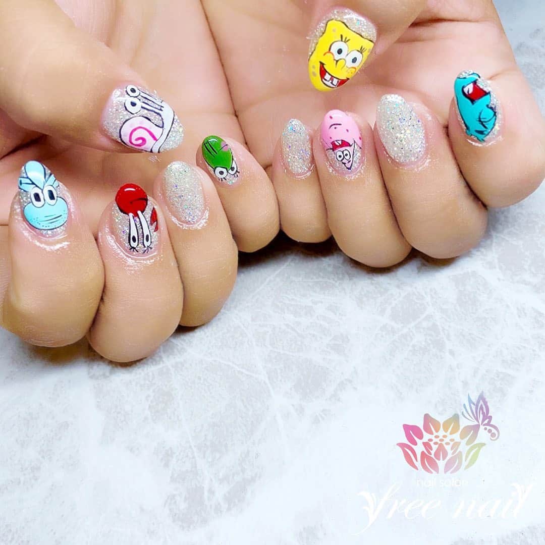 free nail フリーネイルのインスタグラム：「. お客様ネイル💅🏻🍇 . スポンジボブ🧽 . キャラクターネイルでジェルネイルを楽しく🎃🍁 . ▶︎▶︎▶︎スワイプして動画も見てね☝︎🎬✨ . ご来店ありがとうございました🙇🏻‍♀️🙇🏻‍♀️🙇🏻‍♀️💗 . #ネイルアート #ジェルネイル #ネイルサロン #大阪ネイルサロン #ネイルデザイン #ネイルチェンジ #キャラクターネイル #手書きネイル #スポンジボブネイル #スポンジボブ #カラフルネイル #キラキラネイル #デザインネイル #トレンドネイル #ポップネイル #ラブリーネイル #おしゃれネイル #秋ネイル #autumnnails #nailsart #nailsdid #美甲 #日式美甲 #日式美甲胶 #日本美甲师 #日本美甲老师 #美甲上课 #日本胶 #フリーネイル #freenail」