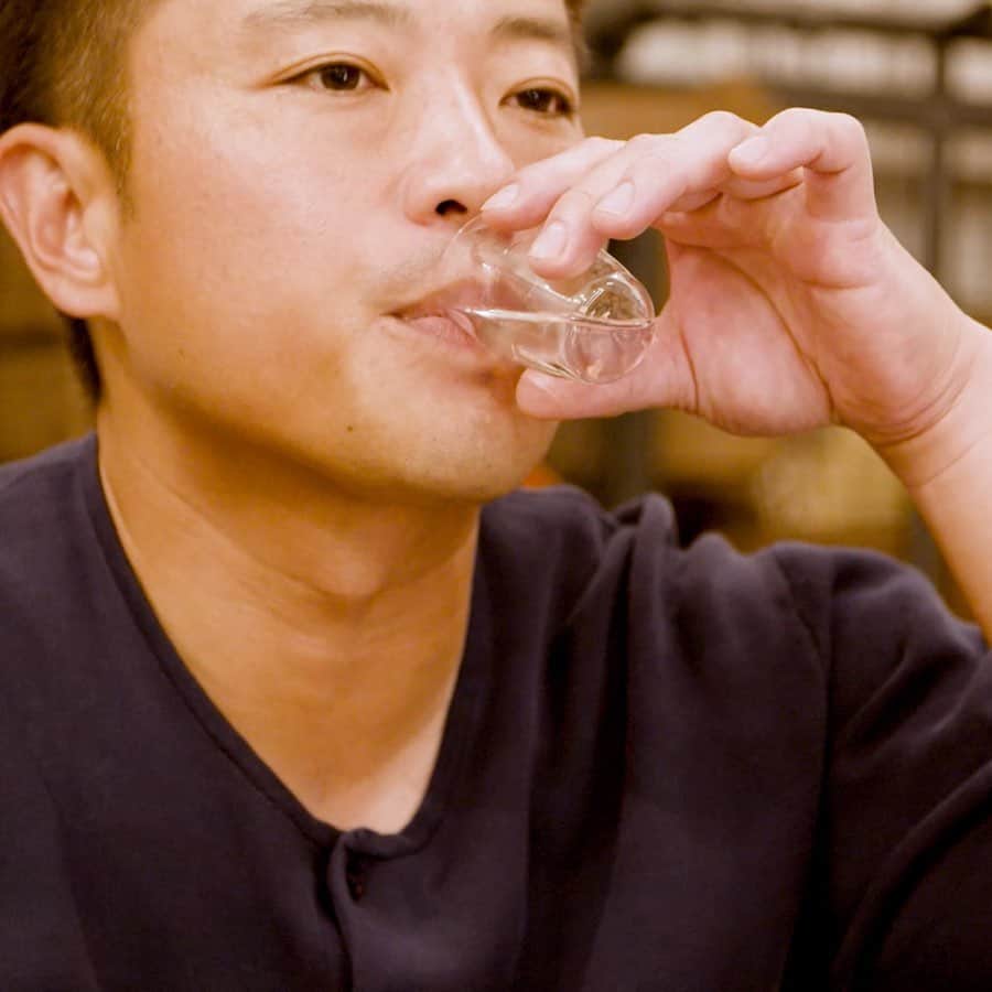栗原心平さんのインスタグラム写真 - (栗原心平Instagram)「栗原心平が日本酒を飲むときに愛用している、うすはりグラスのおちょこの販売を開始しました！  口当たりの薄さにこだわって、職人が一つひとつ手作りしたうすはりグラスのおちょこです。  飲み口が広がっている一般的なおちょこと違って、飲み口が狭いので、日本酒の味や香りがダイレクトに味わえます。ぜひお試しください。  画像タップで商品詳細を確認できます。  #栗原心平 #shimpeikurihara #ごちそうさまチャンネル #うすはりグラス #おちょこ #ショットグラス #日本酒」10月7日 17時16分 - gochisosamachannel
