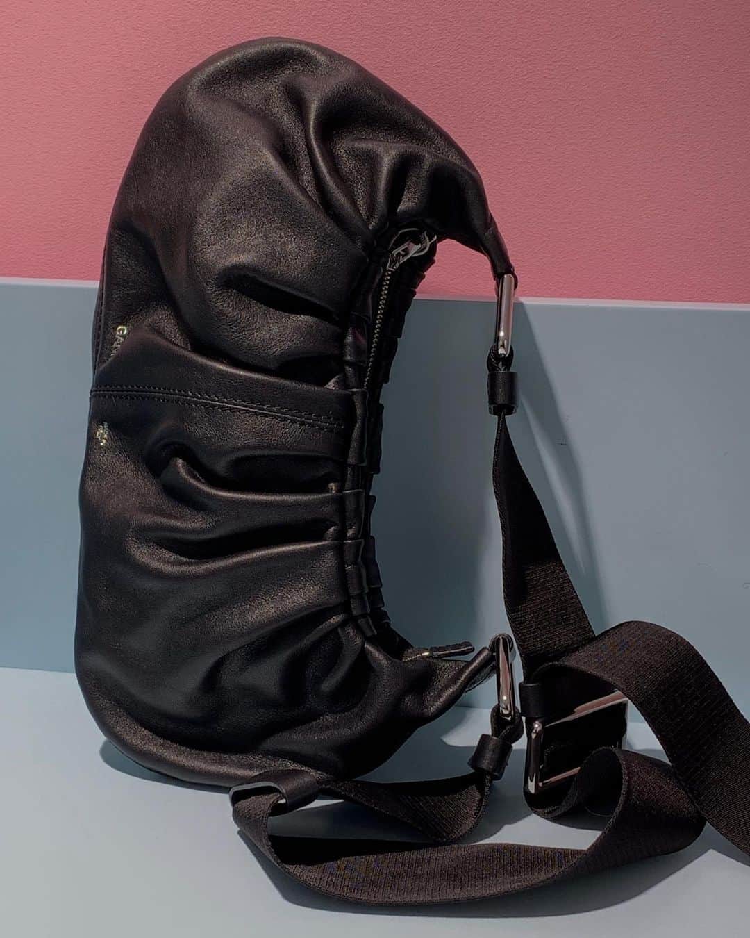 ガンニさんのインスタグラム写真 - (ガンニInstagram)「Our new mini draped leather baguette bag 🥖 #GANNIFW20」10月7日 17時25分 - ganni