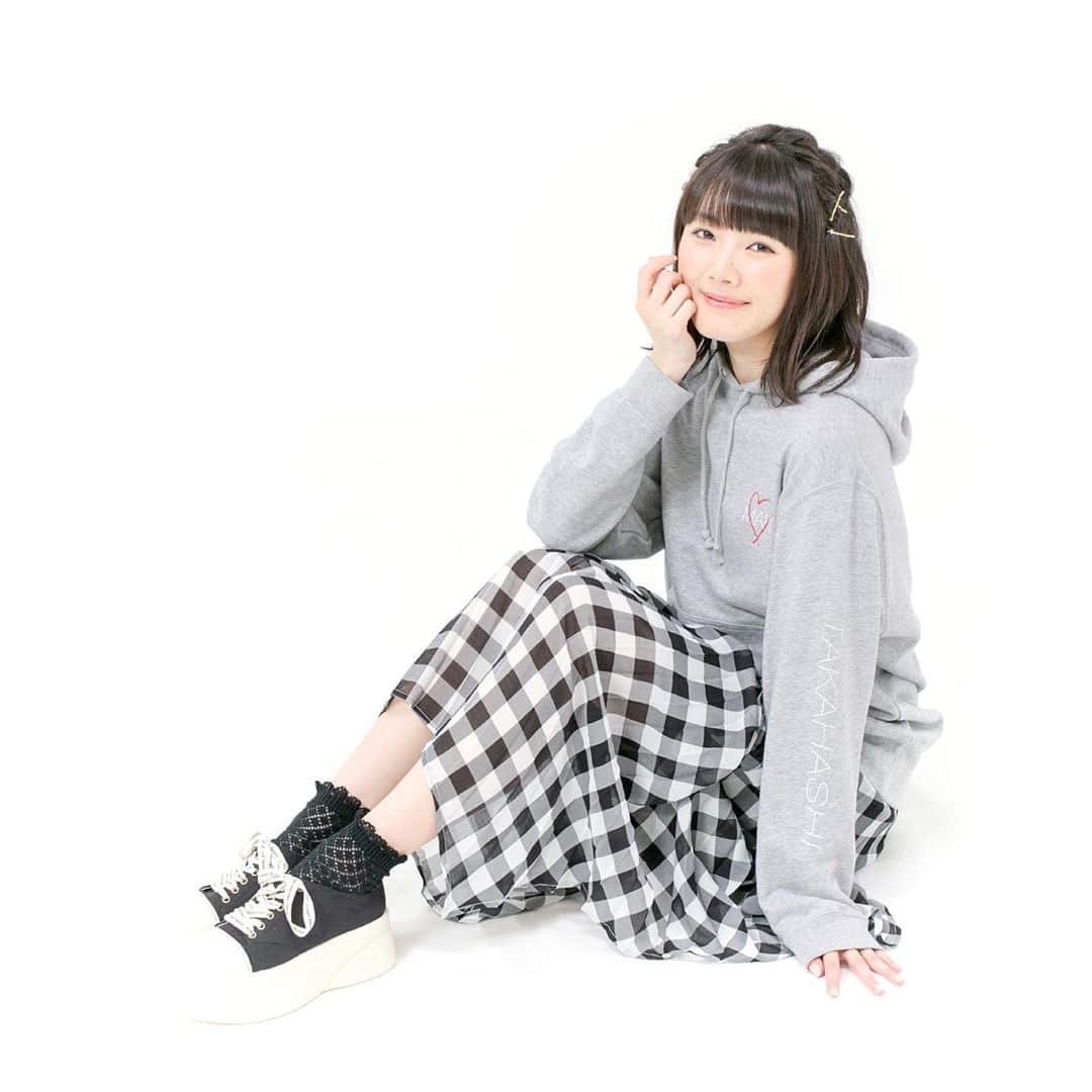 のインスタグラム：「. この度ARMA BIANCAさんとコラボさせていただきました♡！！ (https://event.amnibus.com/takahashimari/) . . どんなグッズをつくるか！から始まり デザインや色などわたしの意見をたくさん取り入れていただき ついに完成しました😊 . . シンプルだけど 私らしさが詰まったデザインにしたいなと思っていて . パーカーは私も好きなグレーにして、 胸元にハートの刺繍をいれてもらいましたー！ 腕にも名字いれたぞ！笑 TAKAHASHI！！！！ . パーカー好きだしゆったり着るの好きだから わたしもこの冬たくさんきます、、✌️ . . ナイロンバッグはしゃかしゃか生地で、 小さく折りたたむこともできるから、持ち運びに便利☺️ いちごに入ってる私をデザインさせてもらったんですが、 仕上がり想像の500倍かわいくできた🍓 . . . 受注受付が明日までなので、ぜひチェックよろしくお願いします！ . 12月20日には購入してくださった方対象の 配信トークイベントもありますのでわくわくです∩(*´｀∩) . . みんなとおそろいにできるの楽しみにしてます♡ . . #アパレルコラボ #armabianca  #パーカー #ナイロンバック #セルフプロデュース」