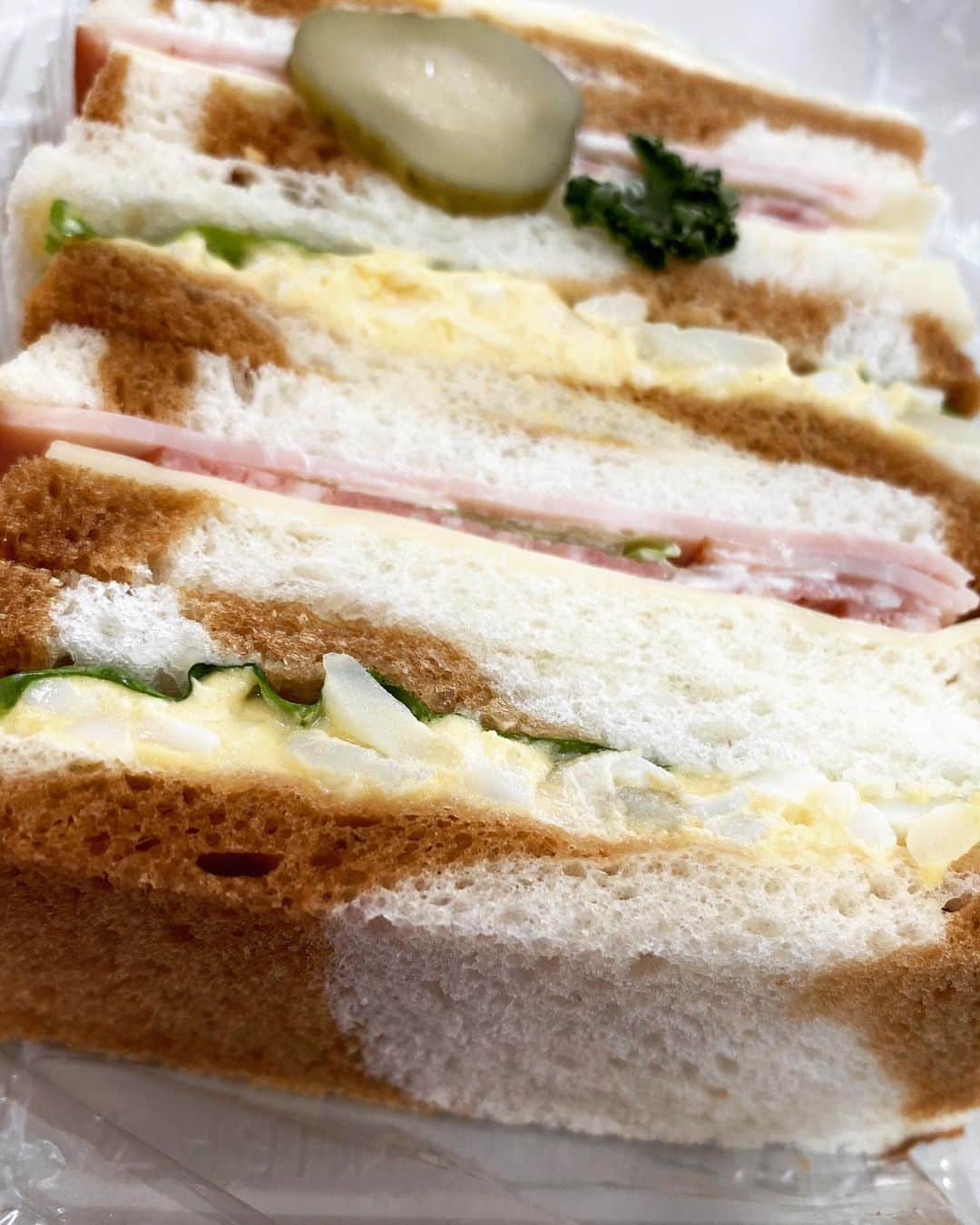 野本かりあのインスタグラム：「お昼ご飯のサンドウィッチ。 食べようと開けたら、お友達のおウチのチロちゃんを思い出して、何だか笑顔になった😸 今日は小さな事だけれど、その、小さな幸せを感じられて、心が温かくなることがいくつもあった。良い日だった。」