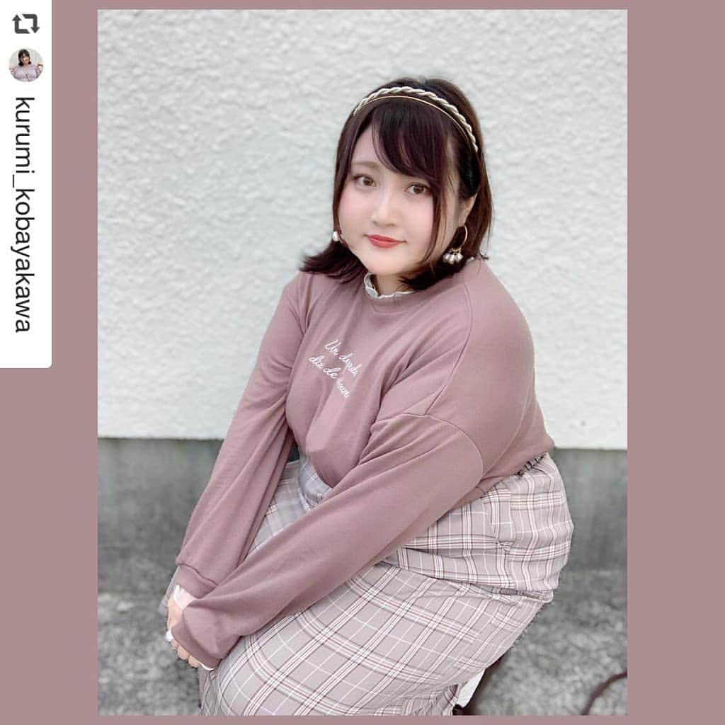 【公式】noannuさんのインスタグラム写真 - (【公式】noannuInstagram)「. またまた今日も. 全身ノアンヌコーデです😊✨ . 以前ご紹介させていただいた、 カットソーとチェックタイトスカートを、 可愛くコーディネートいただきました😍 . お袖、首もとのチュールレースが可愛いトップス😆 . 優しいカラーが、 ボトムスとコーディネートしやすくてオススメです🙆 .  #repost @kurumi_kobayakawa via @PhotoAroundApp  ありのままを受け入れれなかったら﻿ 受け入れれないっていう﻿ その状態を受け入れるだけでも100点満点﻿ ﻿ ありのままを受け入れることだけが﻿ 正解じゃないし﻿ 人それぞれ違った正解があるはずって﻿ 思いながら生きています🤭✨﻿ ﻿ もちろん容姿に関しても﻿ 中身に関しても﻿ 色々なことに当てはまるはず🙆🏻👌✨﻿ ﻿ 落ち込む時もあるけど﻿ そんな時もあるよなぁ～﻿ 仕方がないよなぁ～って ﻿ 自分ってダメなところもあるけど﻿ それが自分だしなぁ～﻿ ﻿ ゆる～く生きているだけで﻿ 100点満点だなって思います🤩﻿  なんか語ってしまった🤣﻿ はず～🤣🤣🤣﻿ ﻿ ﻿ この時は全身ノアンヌコーデ﻿👒 気になったら @noannnu_jp さんのアカウントへGO😤👌💓 ﻿  #noannu #noannu_jp #ノアンヌ﻿ #ぽっちゃり #ぽっちゃり女子 #ぽっちゃりファッション #コーディネート⠀﻿ #ふくよか #プラスサイズ #プラスサイズモデル #着痩せ #着痩せコーデ ⠀﻿ #ぽっちゃりコーデ #ふくよかコーデ #ぽっちゃりファッション ⠀﻿ #ぽっちゃりタレント #ぽっちゃりモデル⠀﻿ #plussize #glamourous #chubby ⠀﻿ #plussizefashion #plussizestyle #glamourousstyle #plussizemodel  #chubbygirl #chubbymodel #celebratemysize #plussizemodel  #chubbygirl #chubbymodel⠀﻿ #98kg  . ＊チュールレース付き裏毛プルオーバー.  品番: 701596  1,880円＋tax. ＊ベルト付きチェックタイトスカート. 　品番:420525　2,880円＋tax.  .  #noannu . をつけてコーデを投稿して頂くと. こちらでも紹介させて頂きます🥰 . 皆さんの可愛いコーデ、 楽しみにしています🎵」10月7日 17時37分 - noannnu_jp