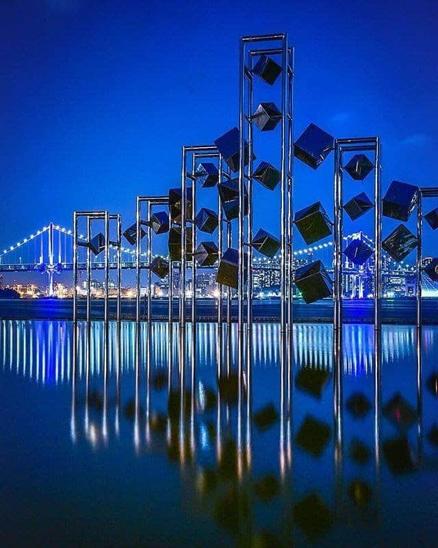 のインスタグラム：「. The Harumi Wharf is a great vantage point to see the lights and reflections of Tokyo's Rainbow Bridge. #UncommonOctober  レインボーブリッジの光とリフレクションが幻想的な #晴海埠頭 🌉 . . Photo by @larry98988825 Post your memories with #FlyJAL  #JapanAirlines #japan #tokyo #art_of_japan_」
