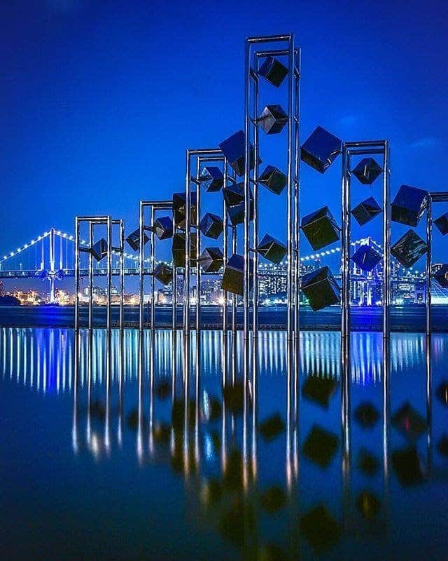 JALさんのインスタグラム写真 - (JALInstagram)「. The Harumi Wharf is a great vantage point to see the lights and reflections of Tokyo's Rainbow Bridge. #UncommonOctober  レインボーブリッジの光とリフレクションが幻想的な #晴海埠頭 🌉 . . Photo by @larry98988825 Post your memories with #FlyJAL  #JapanAirlines #japan #tokyo #art_of_japan_」10月7日 17時30分 - japanairlines_jal