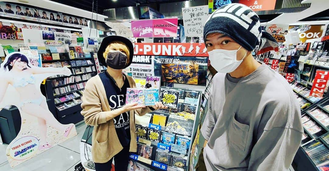 BUZZ THE BEARSのインスタグラム：「BUZZ THE BEARS NEW MINI ALBUM 「MASSIVE」 リリース日！ TOWER RECORDS難波店さん！  いつもありがとうございますー！  #MASSIVE #タワレコ」