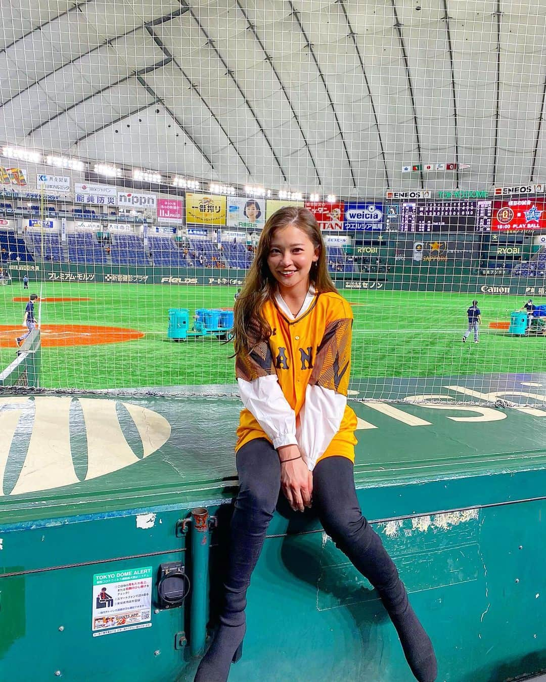 陽菜えみるのインスタグラム：「. . 🔥🔥⚾️🔥M16🔥⚾️🔥🔥 . 今季は本当に開幕が遅れたのかな と思うスピードで わくわくするカウントダウンは 始まってます😆👊✨✨✨ . そして昨日はまた この東京ドームで 記念すべき日に立ち会えて ご機嫌な陽菜です😳😆🙌⭐️ . . #プロ野球 #読売ジャイアンツ #ジャイアンツ #読売巨人軍 #巨人 #辰徳ジャイアンツ #原辰徳 #巨人ファン #ジャイアンツファン #野球好きと繋がりたい #巨人ファンと繋がりたい #g女 #ジージョ #ユニフォーム #ユニフォーム女子 #ユニフォームマジック #tokyogiants #野球好き #巨人贔屓 #菅野智之 投手 #日本の誇り 自身 #通算1000勝 #通算1000勝達成 #開幕戦 から #13連勝 #プロ野球記録 #プロ野球記録更新」