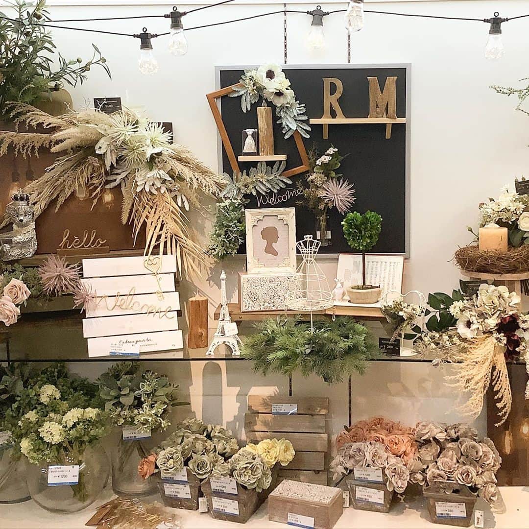 横浜ディスプレイミュージアムのインスタグラム：「wedding Thema アーティフィシャルフラワーコーナーに新しくウエディング提案のコーナーができました✨  現在コロナの影響で大々的な結婚式は少なくなってはおりますが、想い出はしっかり残したいという想いから、フォトウエディングや屋外挙式などを行う方が増えているようです。 ディスプレイミュージアムでは、オリジナルテーマ・ベーシック・ナチュラルの3テーマでご紹介中です！ おすすめアイテムなど、ご紹介しておりますので、是非ご来店の際はご覧下さいませ！  #ウエディング #wedding #ブライダル #bridal #結婚式  #横浜ディスプレイミュージアム #株式会社ポピー #横浜 #ディスプレイ#アーティフィシャルフラワー #フラワーアレンジメント #フラワーデザイン #インテリア雑貨 #インテリア#インテリアコーディネート#スタイリスト#装飾#デコレーション#花のある暮らし #花好きな人と繋がりたい #display #yokohama#flowerarrangement #interiordesign #artficialflower #flowerstagram」