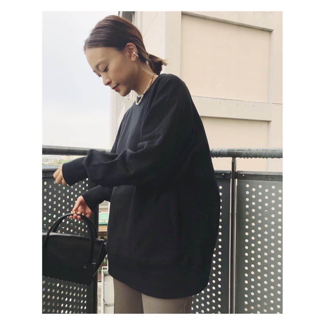 野尻美穂のインスタグラム：「スウェットにクラシックなバッグとパール、すき♡  #bigotre #bonum_mihonojiri  #mojom」