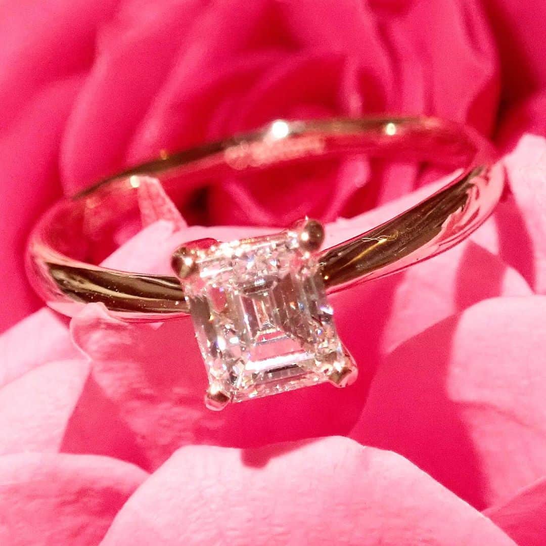 のインスタグラム：「💎エメラルドカット💎 0.888ct  G  VS1 ・ 💓フルオーダー💓 ダイヤモンドのセッティングは お客様ご希望のデザインで、 腕の部分は中央に向かって 少しシャープで丸みのあるデザイン💎 ・ 最初わたしが持ってるエメラルドカットと 同じでオーダーいただいたのですが ご相談のうえ、こちらのデザインに💎 より大きく、輝きも本当に綺麗🥺💕✨ ・ ・ そして横からの写真を撮り忘れてしまい お客様からお写真いただきました🙇‍♀️🥺 ありがとうございます🥺💎 重ねづけが本当に楽しみすぎます😍 ・ ・ 写真ではわかりにくいですが ピンクゴールドでのおつくりです🥰✨ 上品で肌馴染みよくとっても美しい🥺💕 ・ ・ ダイヤモンドは国際基準の品質評価があり カラット、カラー、クラリティ、カット すべて細かく定められているので ブランドだから綺麗とかではなく ちゃんと安心して適正価格で購入できるものです🥰 ・ 0.888ctというなんとも縁起の良い素敵なダイヤモンド🥺 出会えたことも、さらに大きいだけでなく 品質も良いことすべてがパーフェクトのダイヤモンド💎 ご案内できて嬉しいです💓 ・ ・ ・ ・ ・ ・ ・ ・ ちえ様にお会いしたときは 一目でラブイズのお客様だ！ とすぐにわかりました😍❣️ (マスク越しなのに！) お会いするまでもたくさんやりとりしていたので ちえ様がどれだけ辛い経験、体験を してきたか存じ上げており、それでもわたしと明るく楽しくお話できて、お時間いただき 本当に強く素敵な方だなぁと改めて😢💓 ２時間ずっとお話していたのに １日あっても足りません🥺 ラブイズが繋いでくれたご縁に感謝です🙏🙇‍♀️ 来年の夏が楽しみです🥰💎 ・ ・ ・ ・ ・ #エメラルドカット  #エメラルドカットダイヤ  #エメラルドカットリング  #エメラルドカットダイヤモンド  #emeraldcut #emeraldring  #オーダーメイドリング  #フルオーダージュエリー  #ピンクゴールドリング  #世界に一つ #一生もの  #ほたるちゃん #2歳誕生日  #happybirthday  ❤️❤️❤️」