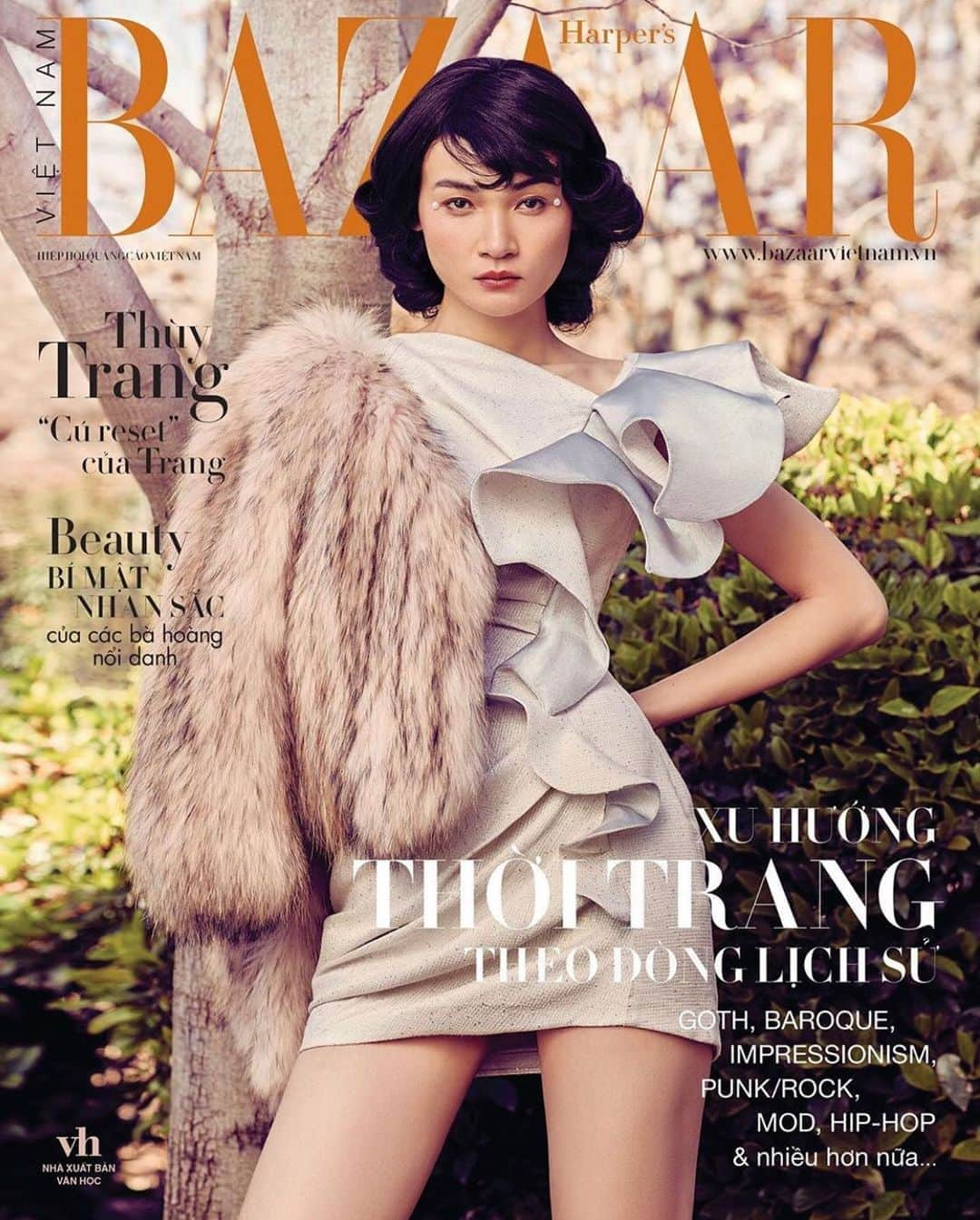 Steven Khalilさんのインスタグラム写真 - (Steven KhalilInstagram)「HARPERS BAZAAR VIETNAM - Model @thuytrangmodel gracing the cover of @bazaarvietnam in Steven Khalil #StevenKhalil #StevenKhalilRTW ⠀⠀⠀⠀⠀⠀⠀⠀⠀ Model @thuytrangmodel Photography @edkn HMUA @johnhyneshair Creative Direction @mahaliafromaustralia Cinematography @riddelldop Cinematography Assistant @hello_christine_anderson Photography assistant @brand.kai Digital operation @martea_photo Styling @emma_cotterill @reloadagency」10月7日 17時43分 - steven_khalil