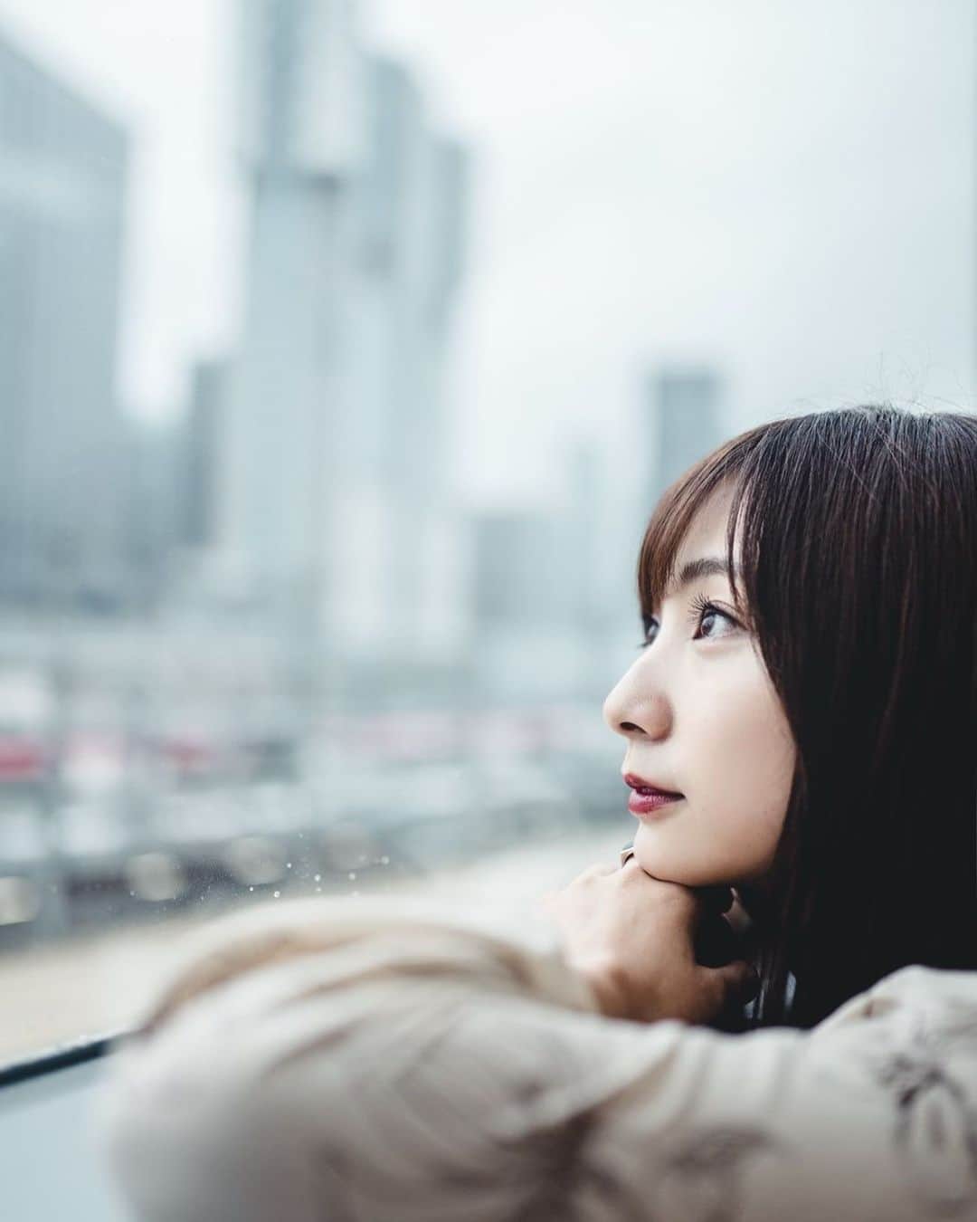 のインスタグラム：「. 秋の町を歩くとふと香る金木犀の香り、 大好きです🌼 　 金木犀の香りがする香水があれば ずっと幸せな気分でいられそう🧐 　 　 #高輪ゲートウェイ駅 #高輪」