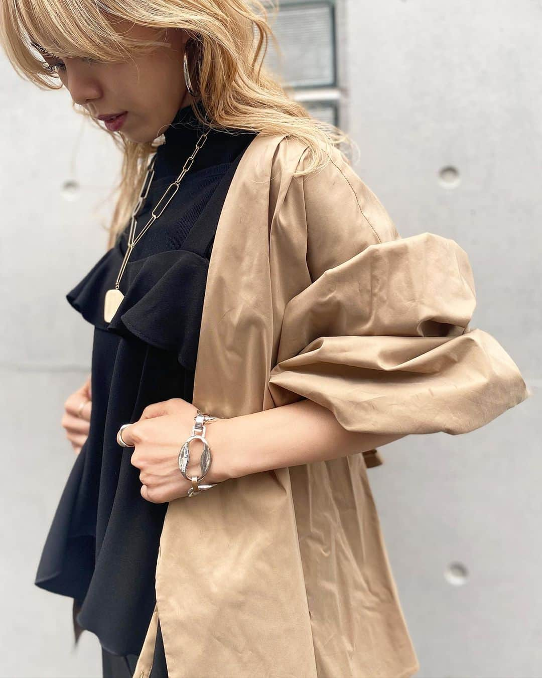 NINEのインスタグラム：「Trend Item "Volume Sleeve". 今トレンド1位のボリューム袖。 ひとつ前に投稿したオールインワンの上から 羽織りとして着ても可愛いブラウスです◉ . ☑︎タイプライターカシュクールブラウス ¥16,500→¥4,950 (70%OFF) . HANAI 155cm / size F . #NINEoutlet#fashion#ninesnap#autumn#sale#recommend#outlet#ナインアウトレット#ナイン」