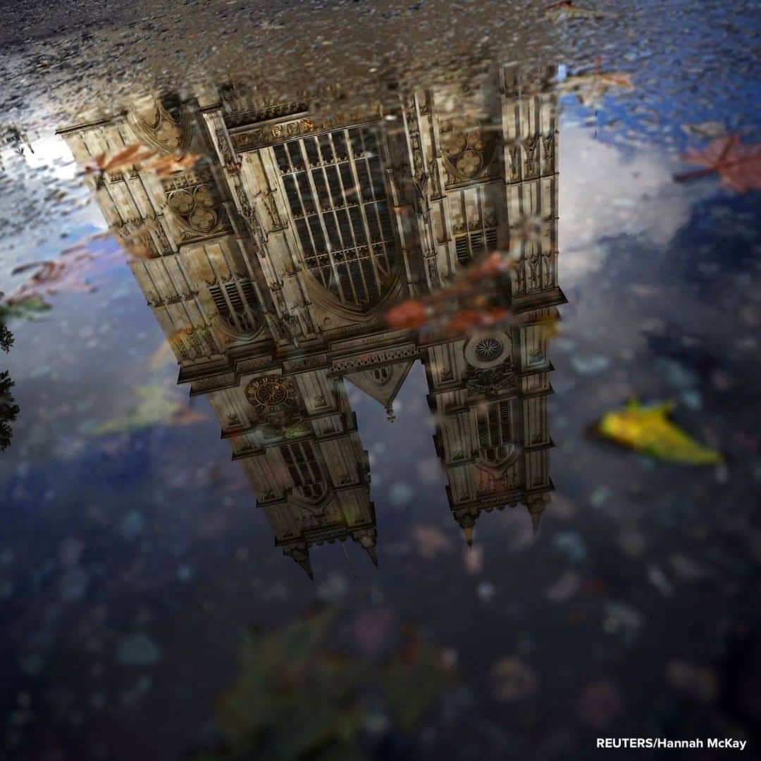 ABC Newsさんのインスタグラム写真 - (ABC NewsInstagram)「Westminster Abbey is reflected in a puddle in London, England.」10月7日 17時44分 - abcnews