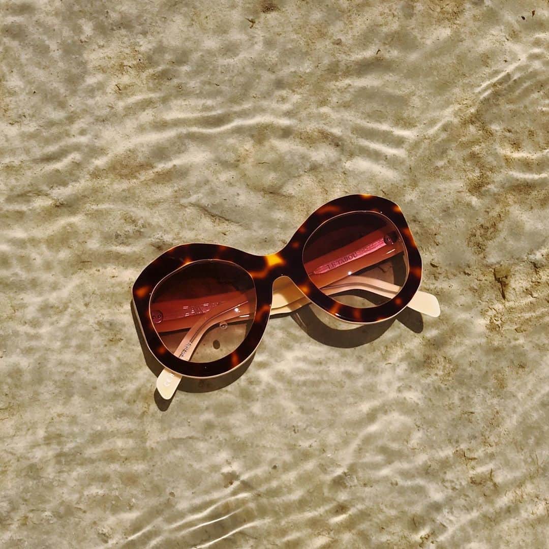 Meganさんのインスタグラム写真 - (MeganInstagram)「Zanzan LE TABOU sunglasses 〰 handmade in Italy 🕶  . . . . #サングラス #선글라스 #lunettes #occhiali #sunglasses #eyewear #handmadeinitaly #slowfashion #buybetterbuyless #zanzaneyewear」10月7日 17時54分 - zanzan_domus