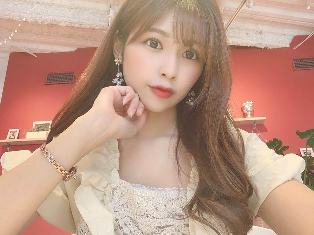 のインスタグラム：「﻿ ﻿ ﻿ ﻿ カフェで自撮りすると盛れるので﻿ みなさんもやってみてください😘﻿ ﻿ ﻿ ﻿ ﻿ ﻿ ﻿ ﻿ ﻿ ﻿ ﻿ ﻿ ﻿ ﻿ ﻿ ﻿  #自撮り女子 #自撮り部 #セルフィー #セルフィー女子  #カフェ #カフェ好きな人と繋がりたい  #おしゃれカフェ #おしゃれ雑貨  #ピアス #ピアス女子 #pierced  #メイクアップ #メイク好き #makeup  #盛れた #女の子 #可愛くなりたい #髪色 #ミルクティーカラー  #巻き髪 #ロングヘア #haircolor  #followｍe #フォローミー #japanesegirl #asiangirls  #lfl #likeforlikes #kawaii #fashion」